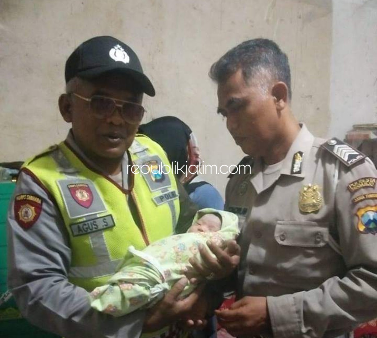DIRAWAT - Warga Dusun Sonocandi, Desa Candinegoro, Kecamatan Wonoayu, Sidoarjo digegerkan penemuan bayi laki-laki yang kini dievakuasi dan dirawat di Puskesmas Wonoayu, Senin (29/04/2019).