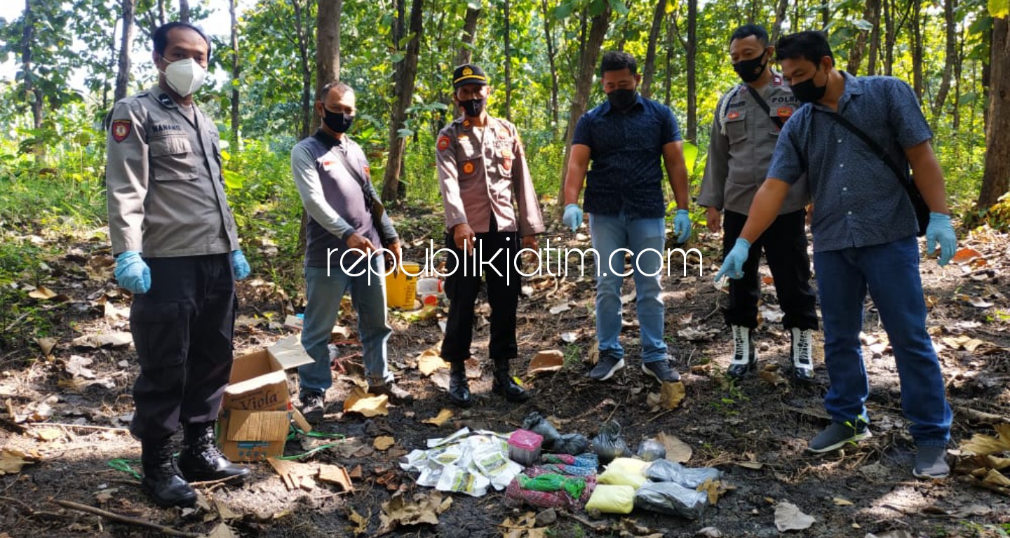 BAKAR - Kapolsek Sampung Iptu Marsono saat memusnahkan barang bukti bahan peledak petasan di area Petak 34 RPH Sampung BKPH Sampung KPH Madiun, Kamis (29/04/2021). 