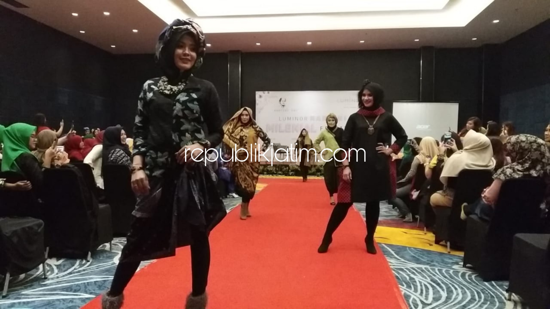 SHOW - Peringatan Hari Kartini di Luminor Hotel diramaikan dengan acara Talk Show, Fashion Show dan Bazar Produk UMKM Sidoarjo menarik ibu-ibu sosialita, Senin (29/04/2019).