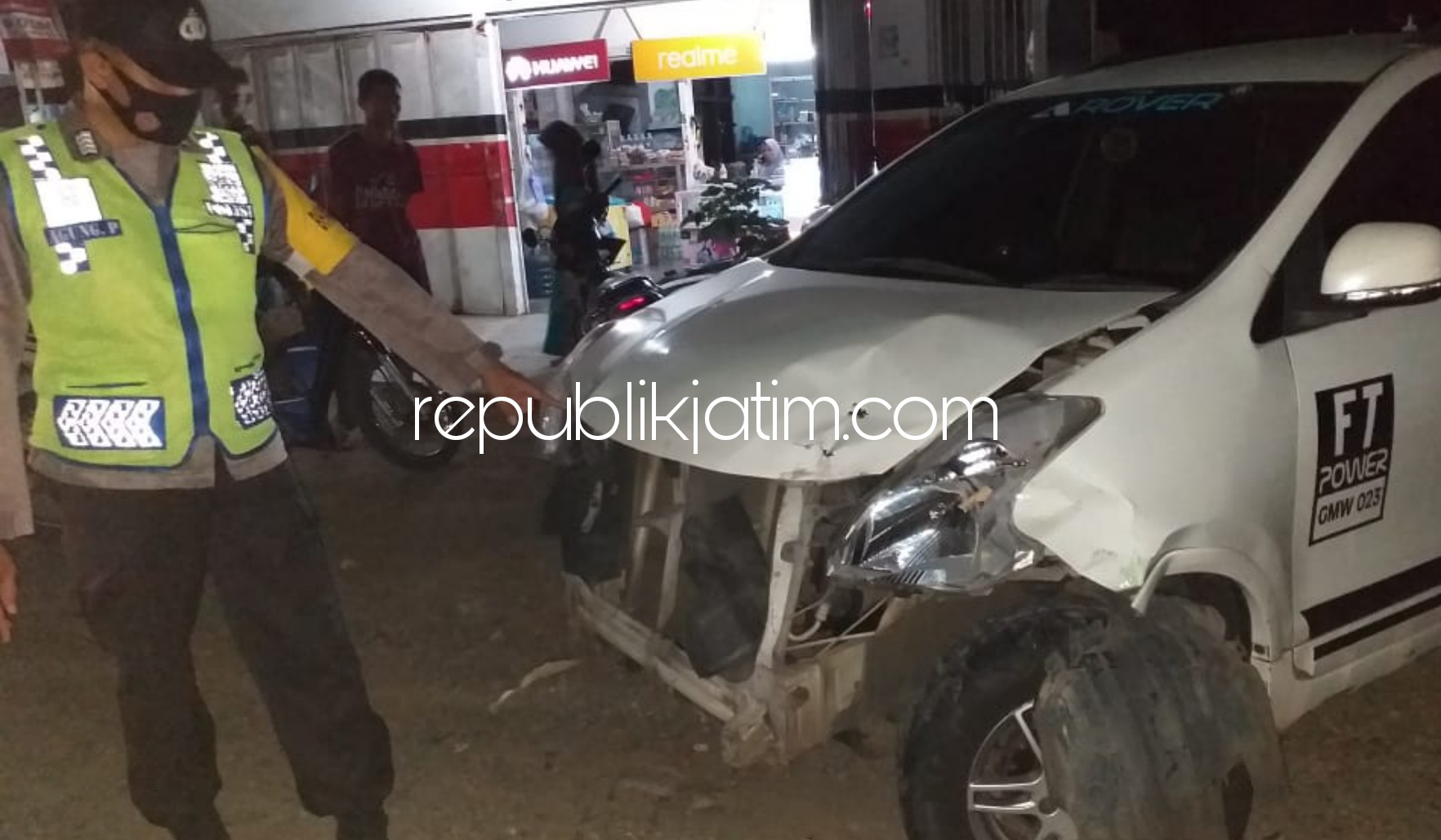 EVAKUASI - Petugas Polsek Sawoo bersama warga mengevakuasi semua kendaraan yang terlibat dalam kecelakaan di JL Raya Ponorogo - Trenggalek, tepat di pertigaan BRI Sawoo, Ponorogo, Rabu(28/04/2021) malam.