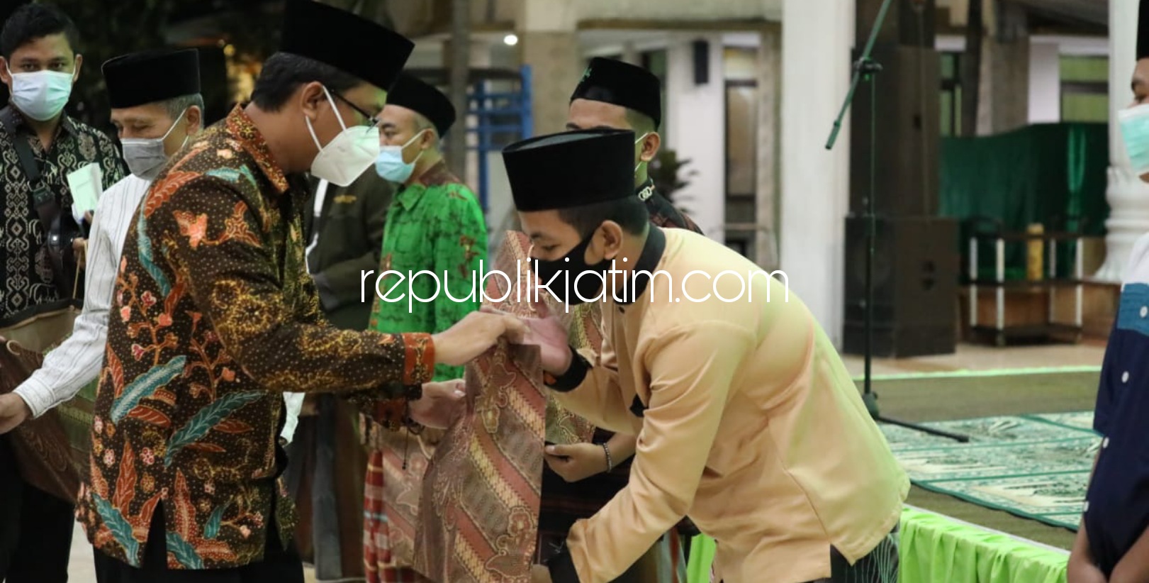 SANTUNAN - Bupati Sidoarjo Ahmad Muhdlor Ali (Gus Muhdlor) memberi santunan di malam peringatan Nuzulul Qur'an agar membawa keberkahan bagi kota Delta, di Pendopo Delta Wibawa, Sidoarjo, Kamis (29/04/2021).