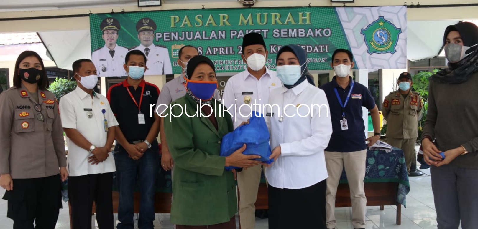 BUKA - Wabup Sidoarjo, Subandi membuka acara Pasar Murah penjualan 1.500 paket sembako yang dijual kepada masyarakat di Pendopo Kecamatan Sedati, Sidoarjo, Rabu (28/04/2021). 