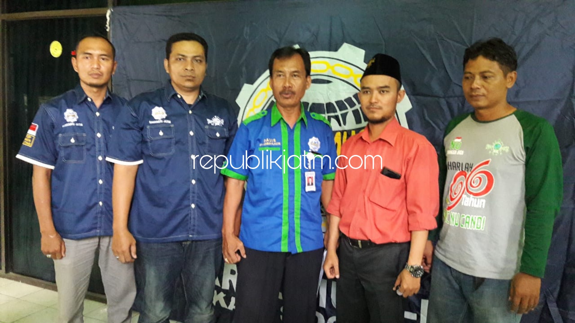 SIAP AKSI - Sebanyak 5 pengurus DPC Sarbumusi Sidoarjo rapat persiapan pengerahan massa memperjuangkan nasib buruh dalam memperingati Hari Buruh Internasional dengan target menyampaikan tuntutan ke Gubernur Jatim, Selasa (30/04/2019).