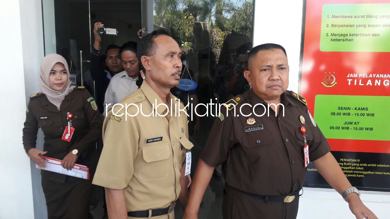 DITAHAN - Kepala Desa (Kades) Wonokupang, Kecamatan Balongbendo, Sidoarjo, Herry Suryanto ditahan penyidik Kejaksaan Negeri (Kejari) Sidoarjo untuk dititipkan ke Lapas Kelas II A Sidoarjo, Senin (30/04/2018).
