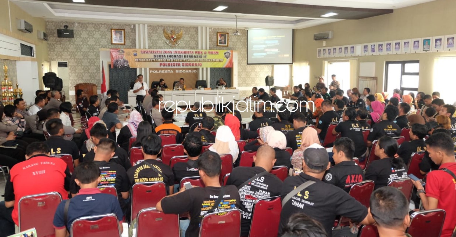 SOSIALISASI - Kapolresta Sidoarjo, Kombes Pol Zain Dwi Nugroho mensosialisasikan tujuh inovasi berbasis IT yang diterapkan dalam sistem pelayanan Polresta Sidoarjo, Selasa (30/04/2019).