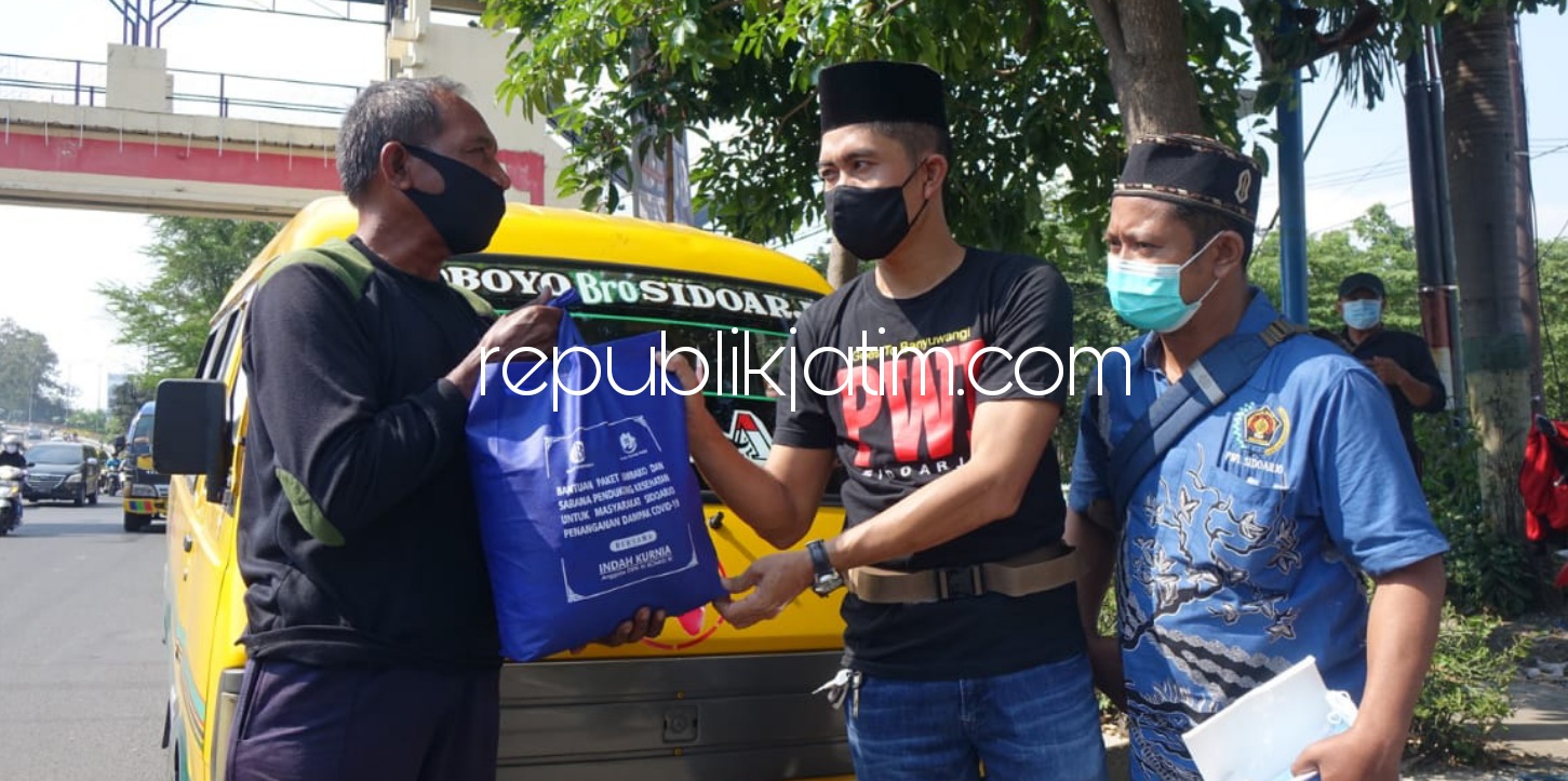 BAGIKAN - Anggota dan Pengurus Persatuan Wartawan Indonesia (PWI) Sidoarjo peduli terhadap nasib sopir angkutan kota (angkot) di masa pandemi Covid-19 dengan membagikan 20 bingkisan ke sopir angkot Sidoarjo - Bungurasih, Jumat (30/04/2021).