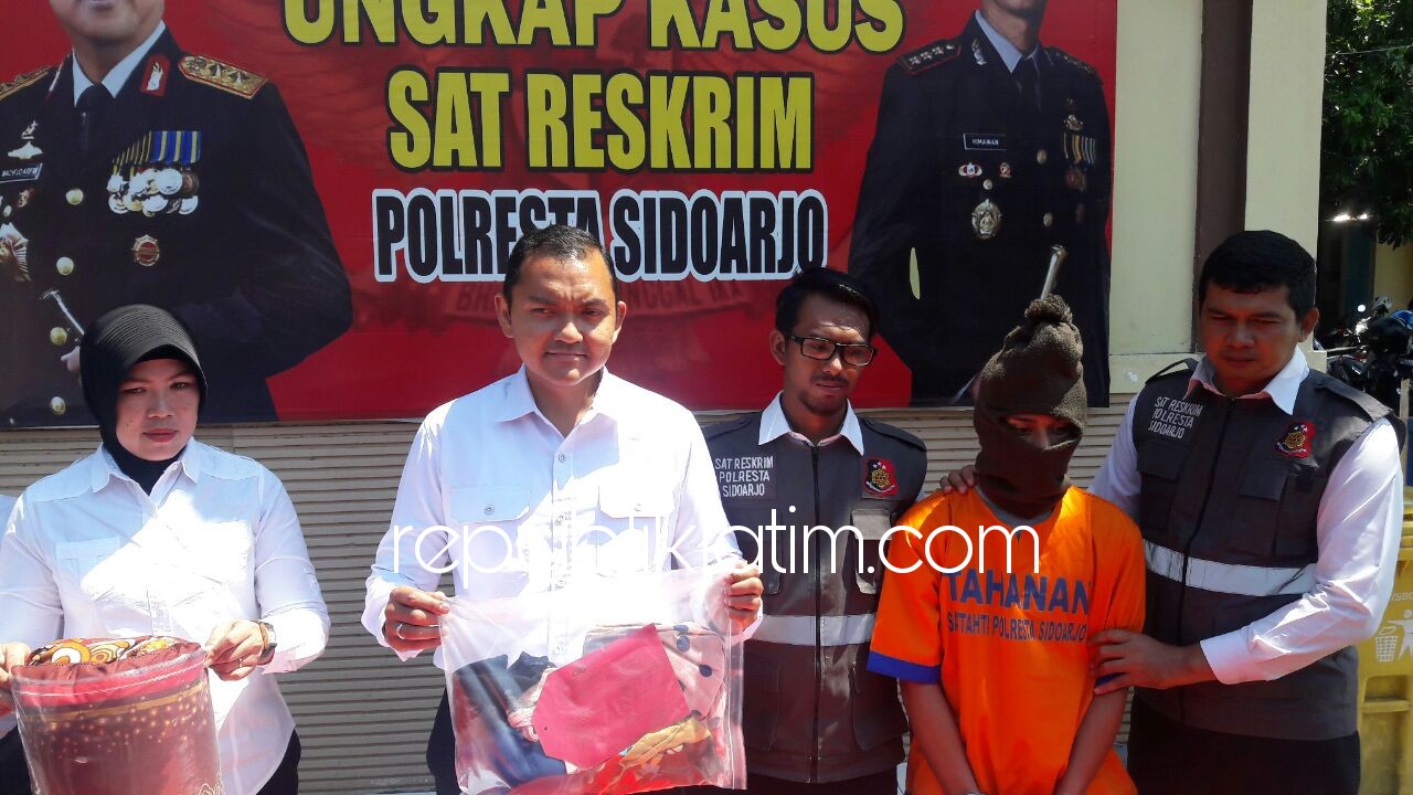 PEMERKOSA - Tersangka pemerkosaan, Muhammad Zainal Arifin (21) ditahan penyidik Satuan Reskrim, Polresta Sidoarjo karena memerkosa korban, SK (20) salah satu mahasiswi asal Madura di Bungurasih, Kecamatan Waru, Sidoarjo, Senin (30/04/2018).