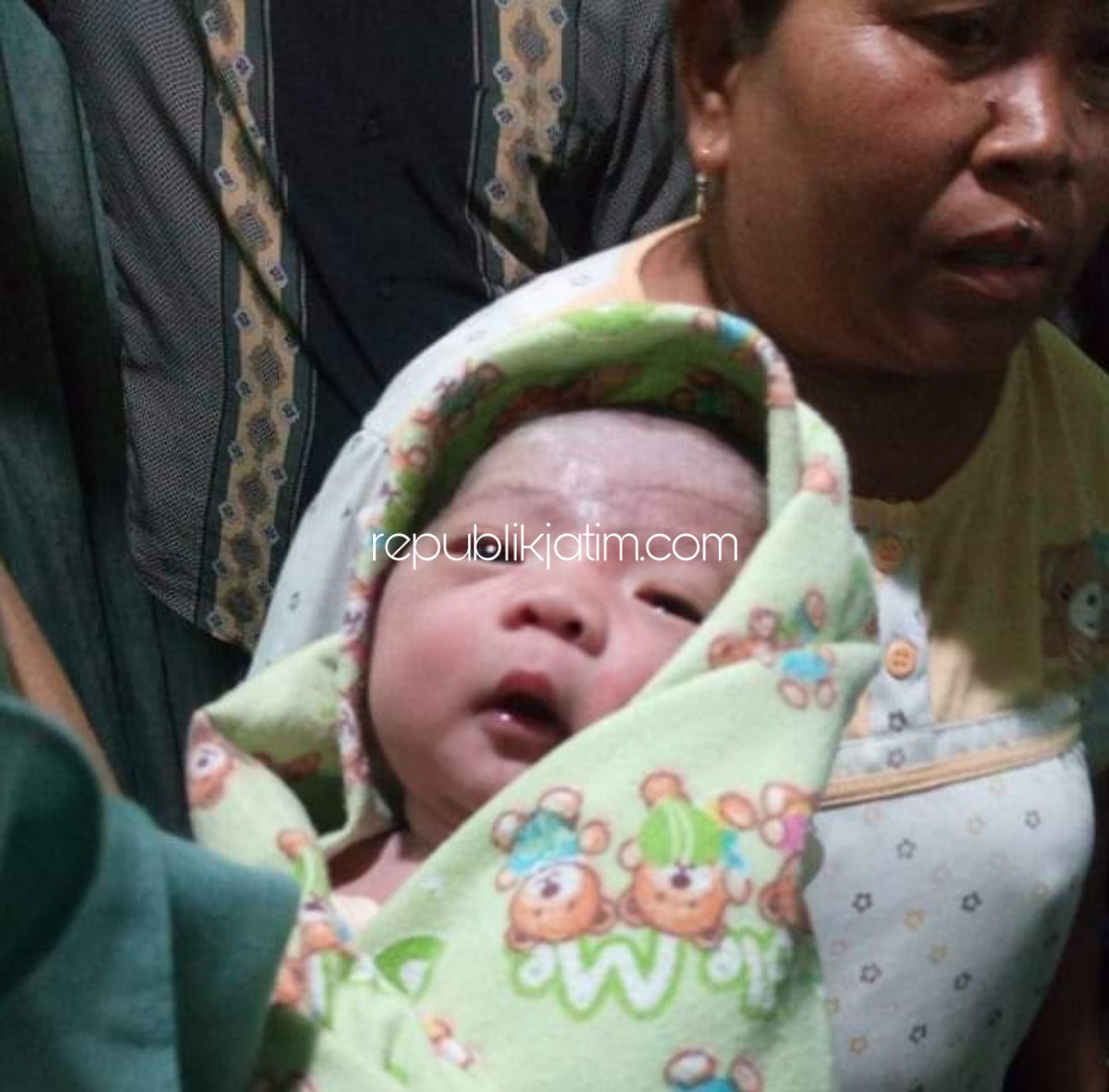 DIRAWAT - Bayi laki-laki seberat 2,6 kilogram dan panjang 48 sentimeter yang ditemukan di dalam kardus menjalani perawatan.