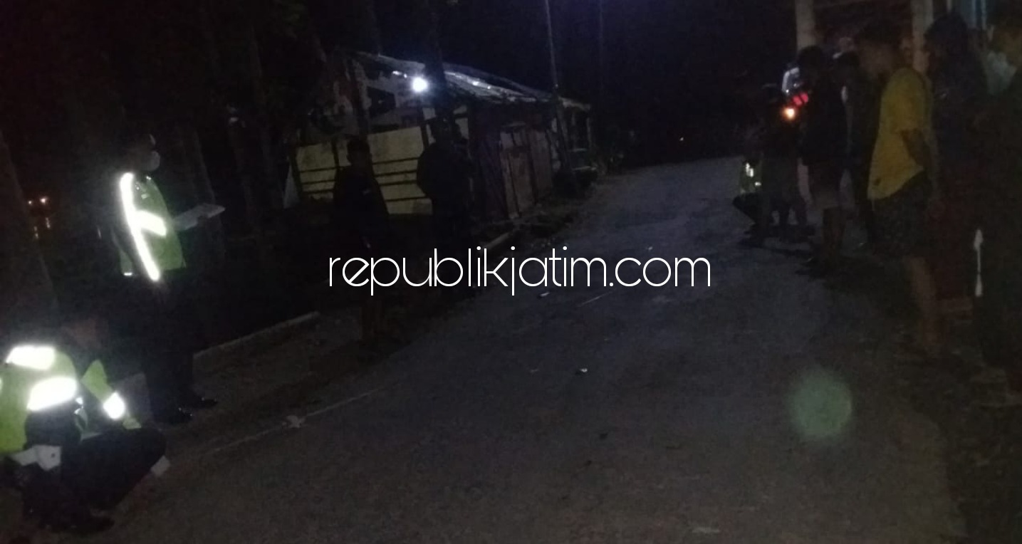 TKP - Petugas Lantas Polres Ponorogo saat mendatangi TKP kecelakaan jatuhnya gadis asal Ngebel saat dibonceng sepeda motor, Kamis (29/04/2021) malam.