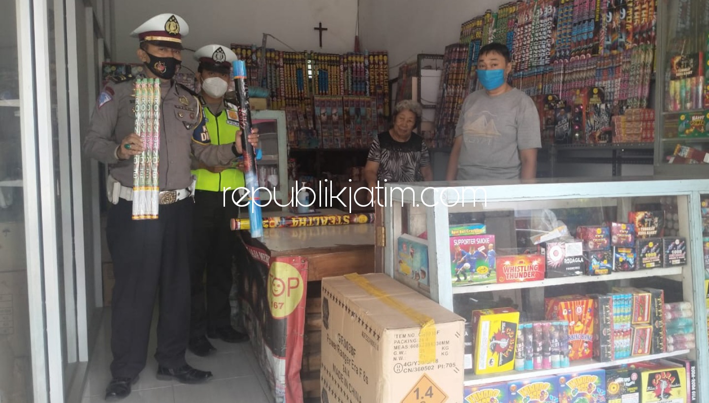RAZIA - Sejumlah anggota Unit Dikyasa, Satuan Lantas, Polres Ponorogo saat merazia toko Kembang api untuk mengantisipasi peredaran petasan (mercon), Jumat (30/04/2021). 