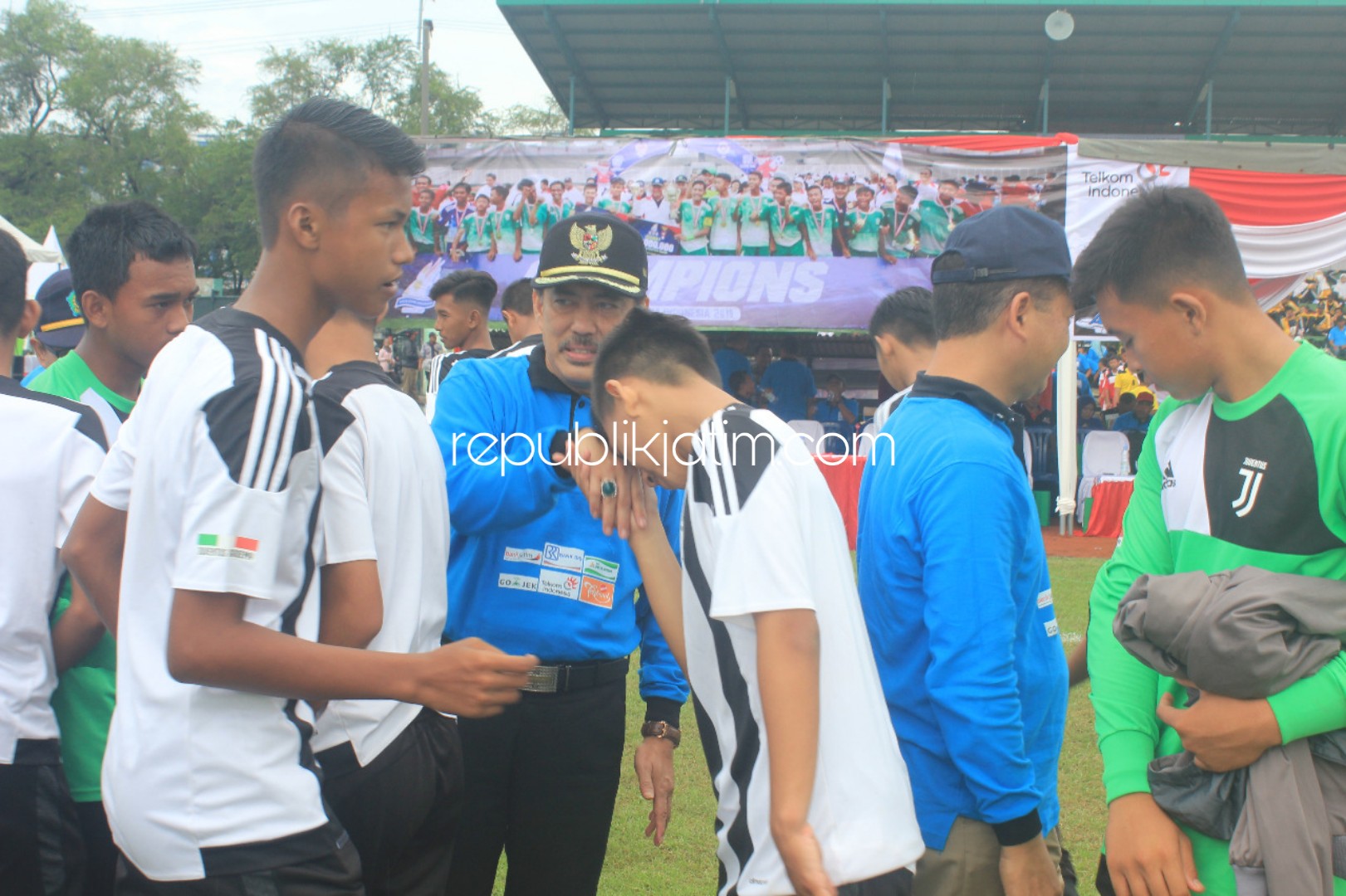 BUKA - Wabup Sidoarjo, Nur Ahmad Syaifuddin membuka Kompetisi Sepakbola Gala Siswa Indonesia (GSI) yang diikuti 17 tim di Stadion Jenggolo Sidoarjo, Senin (29/04/2019).