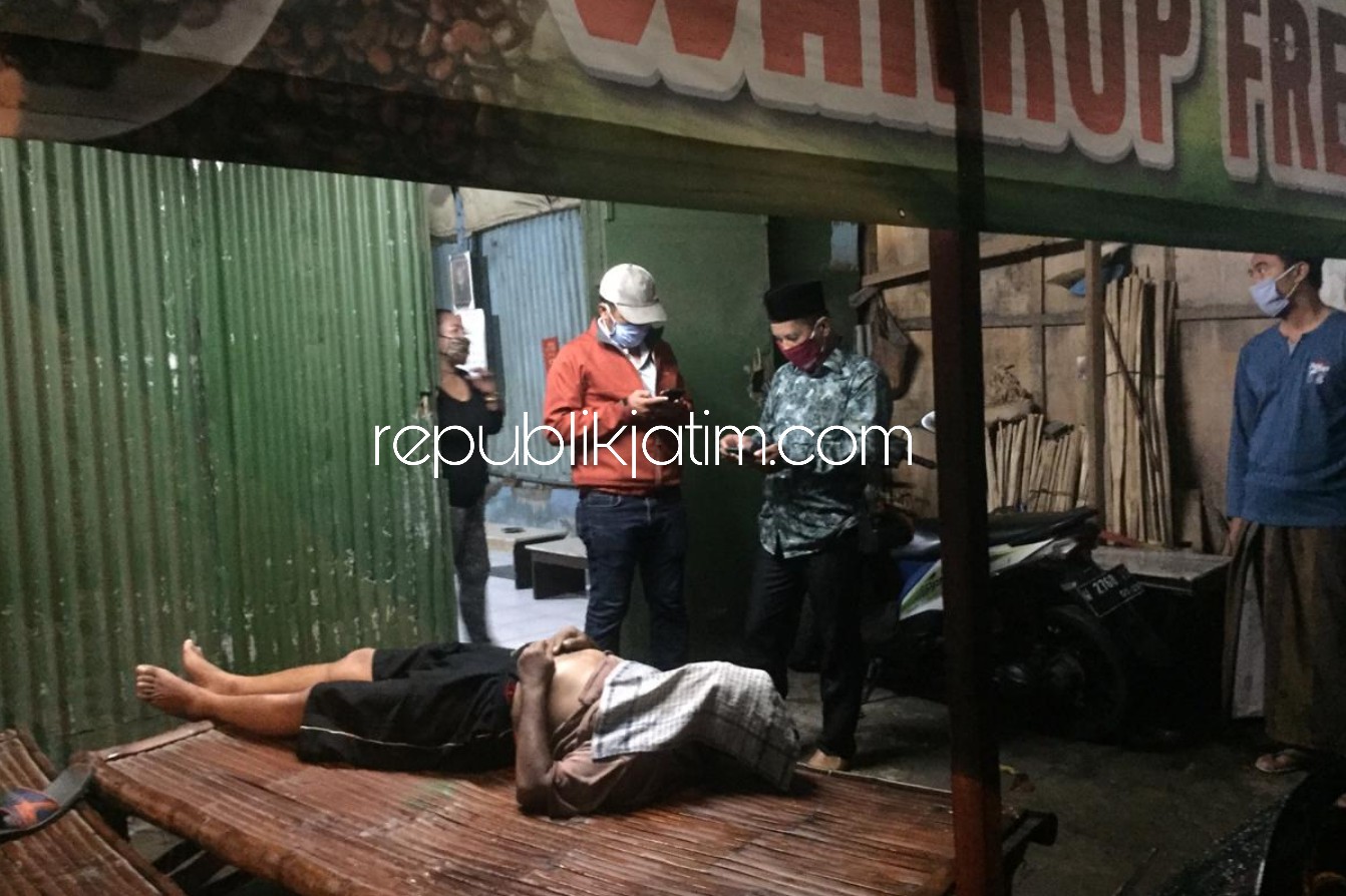 TEWAS MENDADAK - Budi (56) warga JL Bogen II Nomor 2 Tambaksari Surabaya tewas mendadak di JL Antartika, Desa Siwalanpanji, Kecamatan Buduran, Sidoarjo, Rabu (29/04/2020) malam.