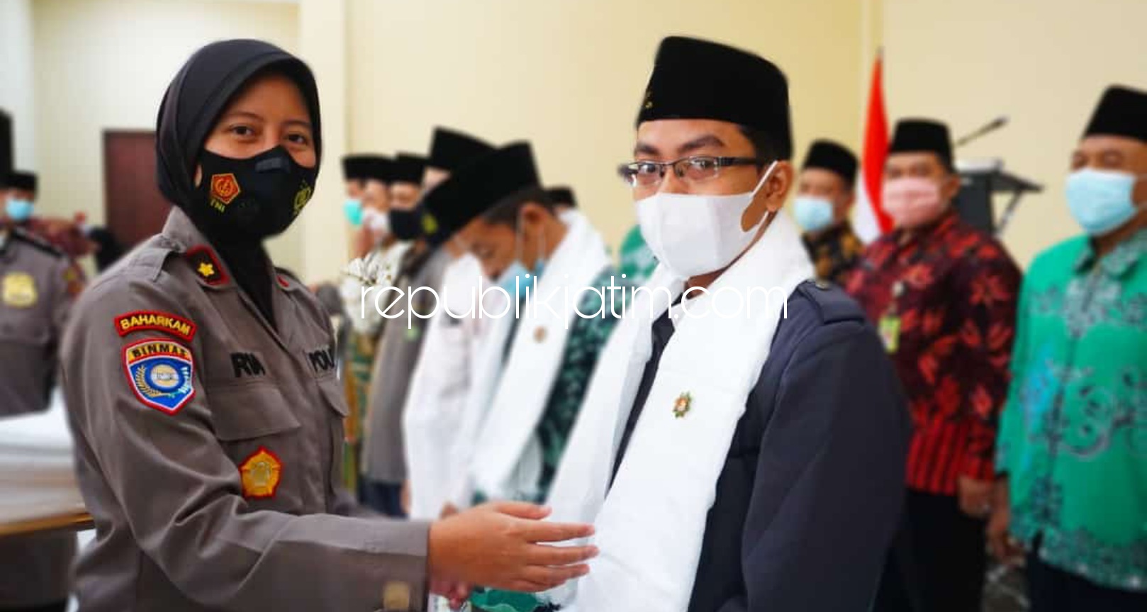 KUKUHKAN - Kasat Binmas Polresta Sidoarjo Kompol Ria Anggraini mengukuhkan para da’i kamtibmas di seluruh wilayah Sidoarjo bersamaan acara forum silaturahmi Kamtibmas di Gedung Serba Guna, Polresta Sidoarjo, Jumat (30/04/2021).
