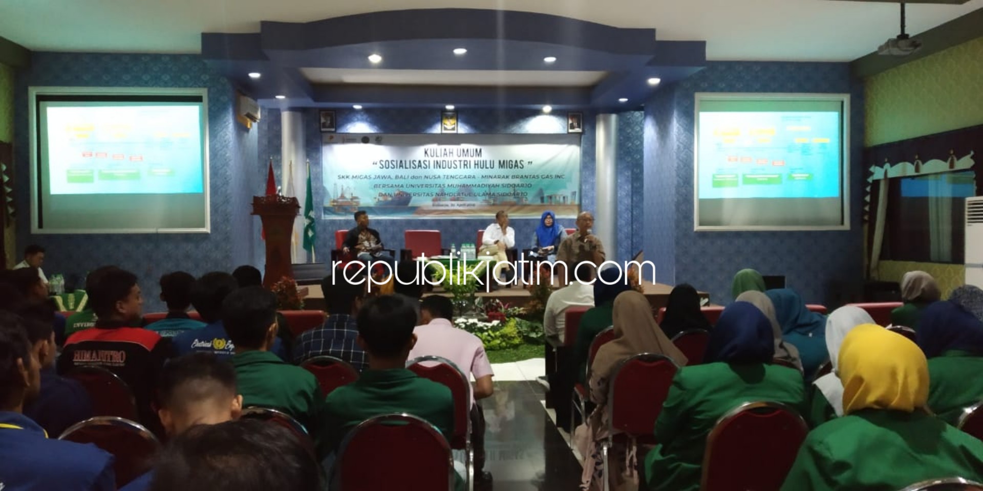 KULIAH UMUM - Kepala Departemen Humas SKK Migas Jawa Bali Nusa Tenggara, Dony Aryantho memberikan kuliah umum kepada para mahasiswa Unusida dan Umsida di kampus Umsida, Selasa (30/04/2019).