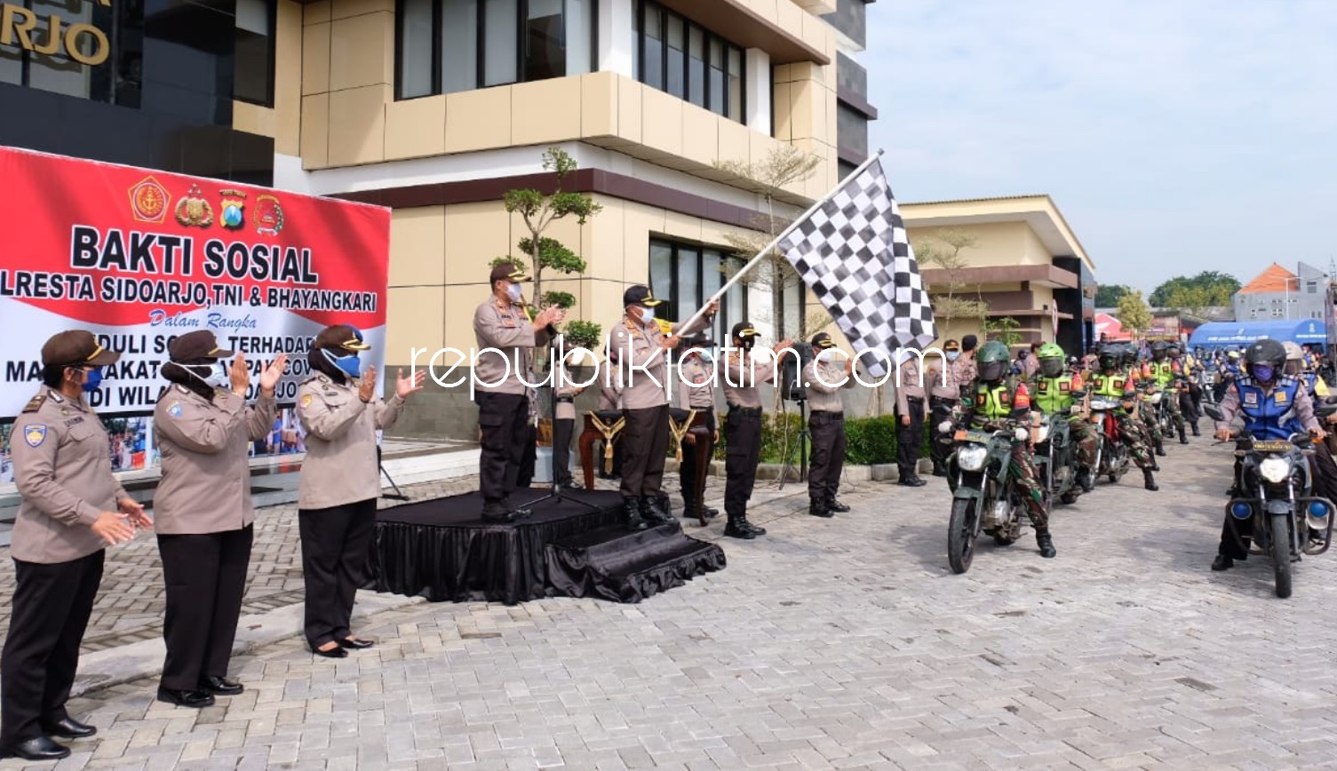 BERANGKATKAN - Kapolresta Sidoarjo, Kombes Pol Sumardji memberangkatkan 1.000 paket bantuan sembako yang bakal diserahkan Bhabinkamtibmas dan Babinsa Sidoarjo, Kamis (30/04/2020).