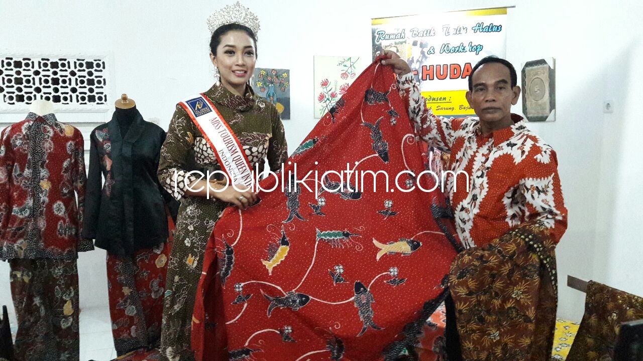 KENALKAN - Miss Tourism Queen International 2018, Revindia Carina (22) bakal mengenalkan 3 corak batik khas Sidoarjo ke dunia saat mengikuti ajang kontes dunia yang diikuti sekitar 70 negara di Thailand, Senin (30/04/2018) malam.