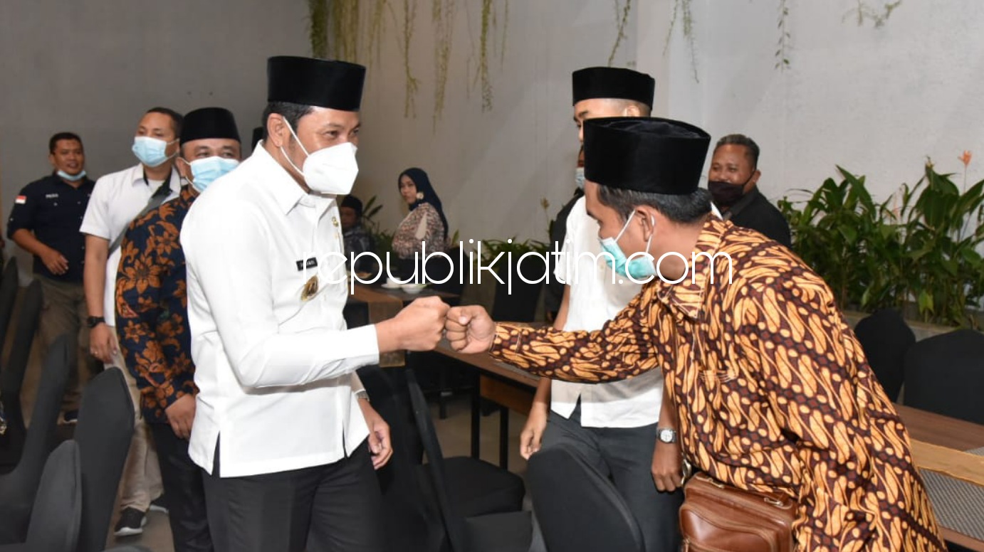 HARMONISASI - Wabup Sidoarjo, Subandi minta anggota Forum Badan Permusyawaratan Desa (FBPD) menjalin komunikasi dan harmonisasi dengan Kades dan perangkat desa saat Silaturahmi dan Buka Bersama FBPD Sidoarjo, di Aston Hotel, Jumat (30/04/2021) petang.