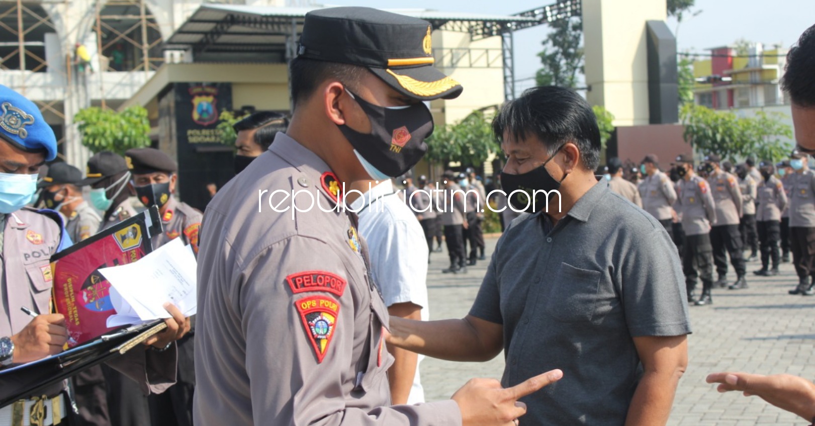 APEL - Polresta Sidoarjo mengantisipasi berbagai kemungkinan peringatan hari buruh internasional (May Day) dengan apel pasukan sebagai kesiapsiagaan dan kewaspadaan dalam pengamanan hari buruh, Sidoarjo, Sabtu (01/05/2021).