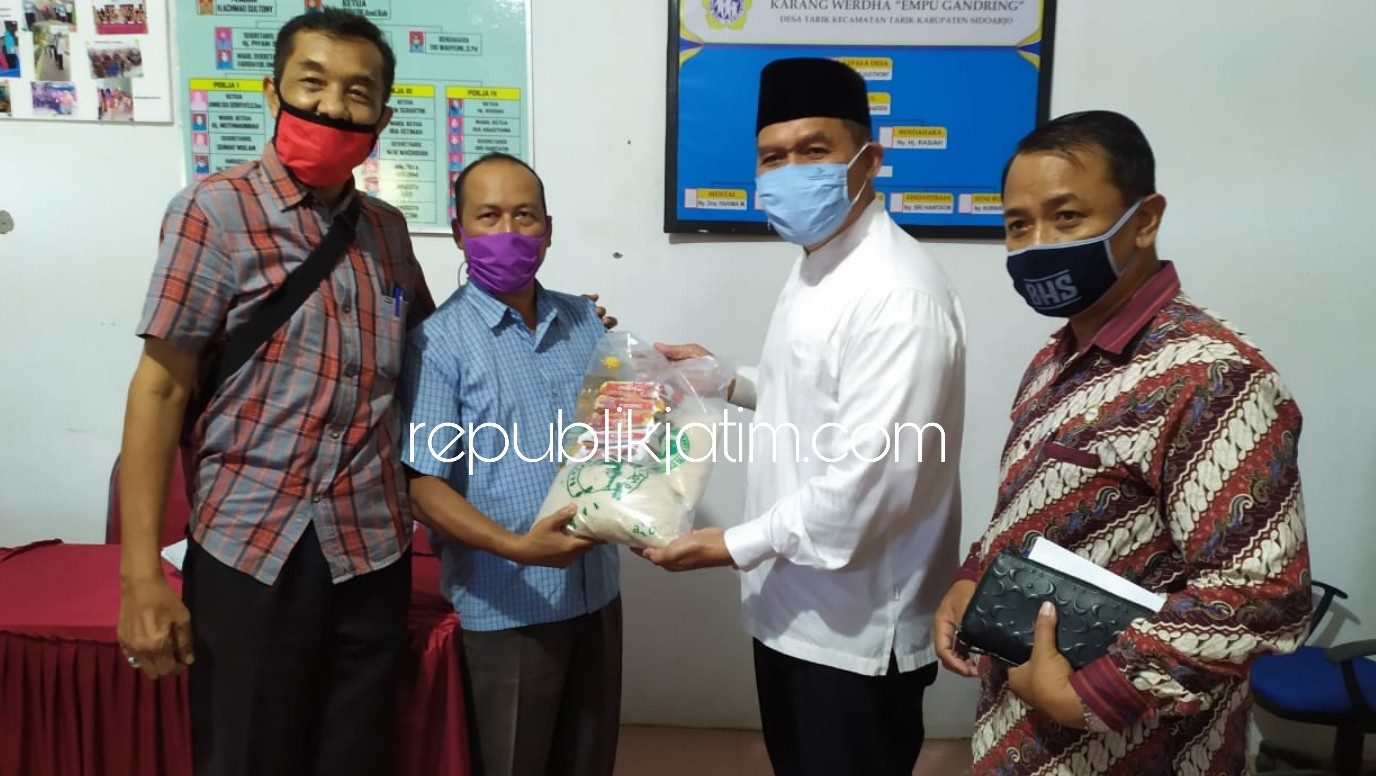 SEMBAKO - Bacabup Sidoarjo, Bambang Haryo Soekartono (BHS) menyerahkan bantuan sembako kepada para personel Tarian Ujung Desa/Kecamatan Tarik, Sidoarjo usai berdialog soal pengembangkan seni asal Kerajaan Majapahit ini, Jumat (01/05/2020).