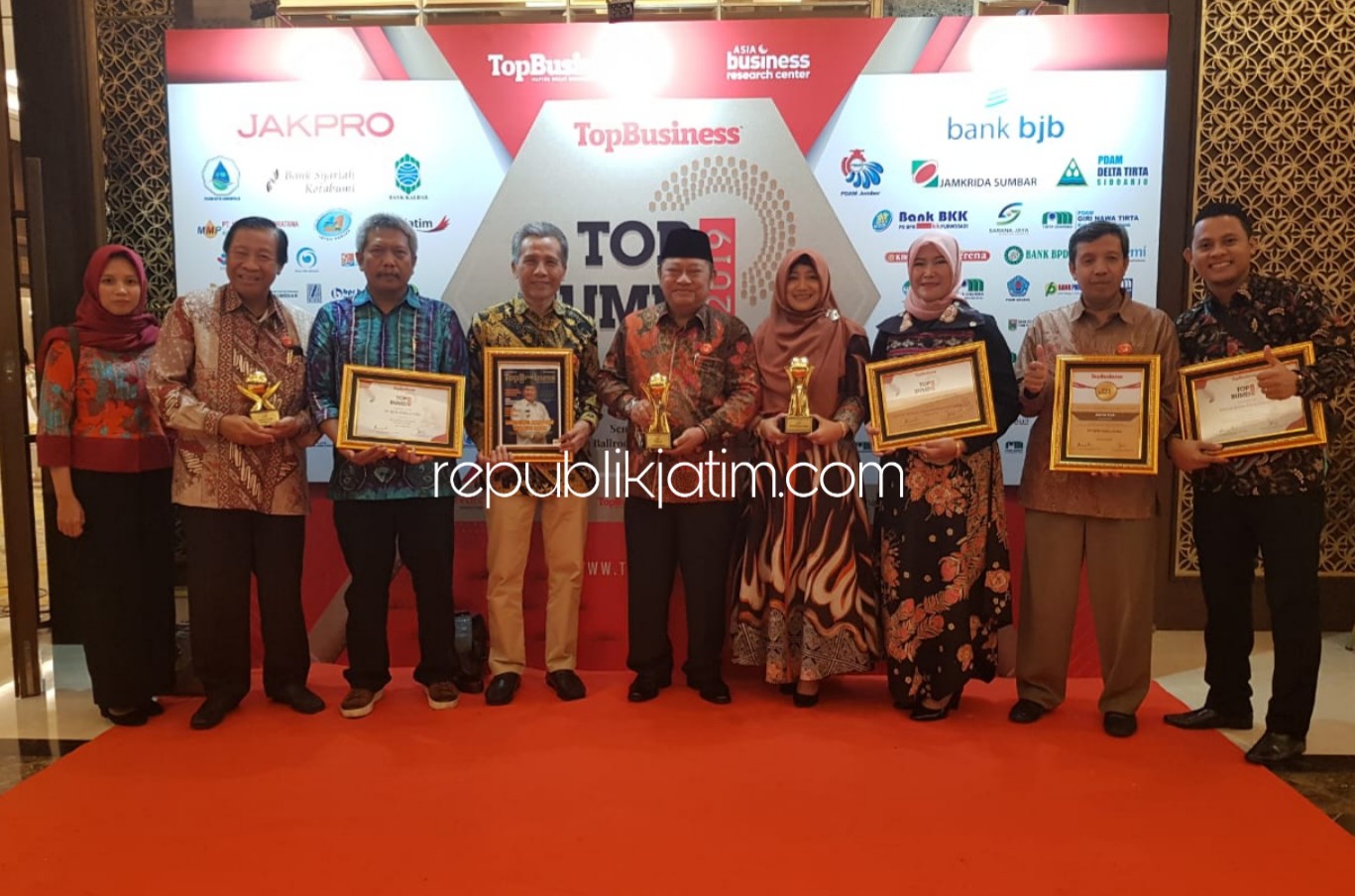 RAIH PENGHARGAAN - Bupati Sidoarjo, Saiful Ilah menerima penghargaan dari Top Business dan Asia Business Researc Center bertema BUMD Membangun Ekonomi Daerah yang Berkelanjutan, di The Sultan Hotel dan Residence Jakarta, Senin (29/04/2019) malam.