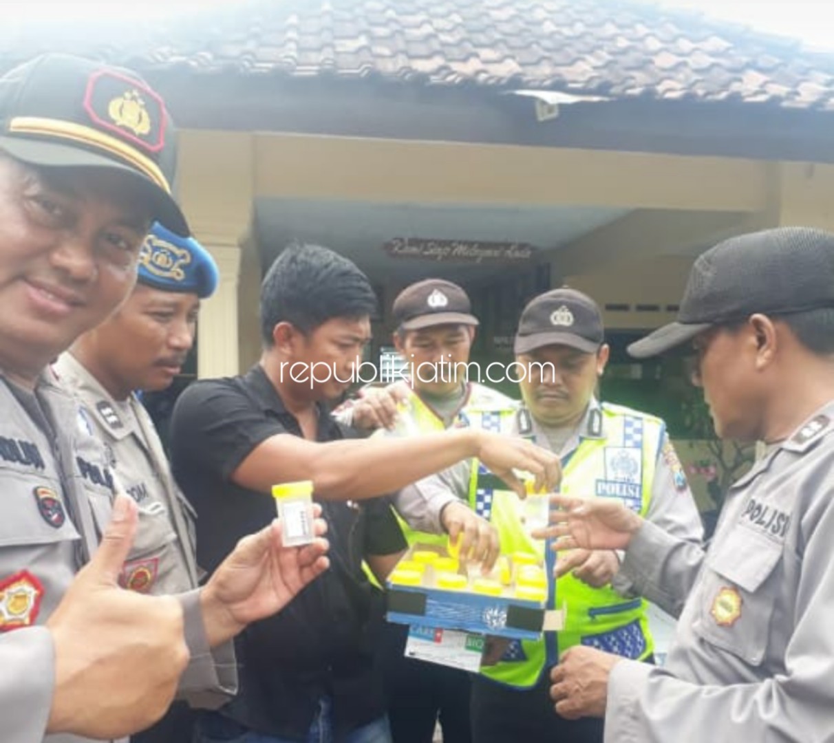 TES URINE - Kapolsek Jabon, AKP Saadun memimpin prosesi tes urine untuk seluruh anggotanya seusai apel pengamanan Hari Buruh Sedunia, Rabu (01/05/2019).