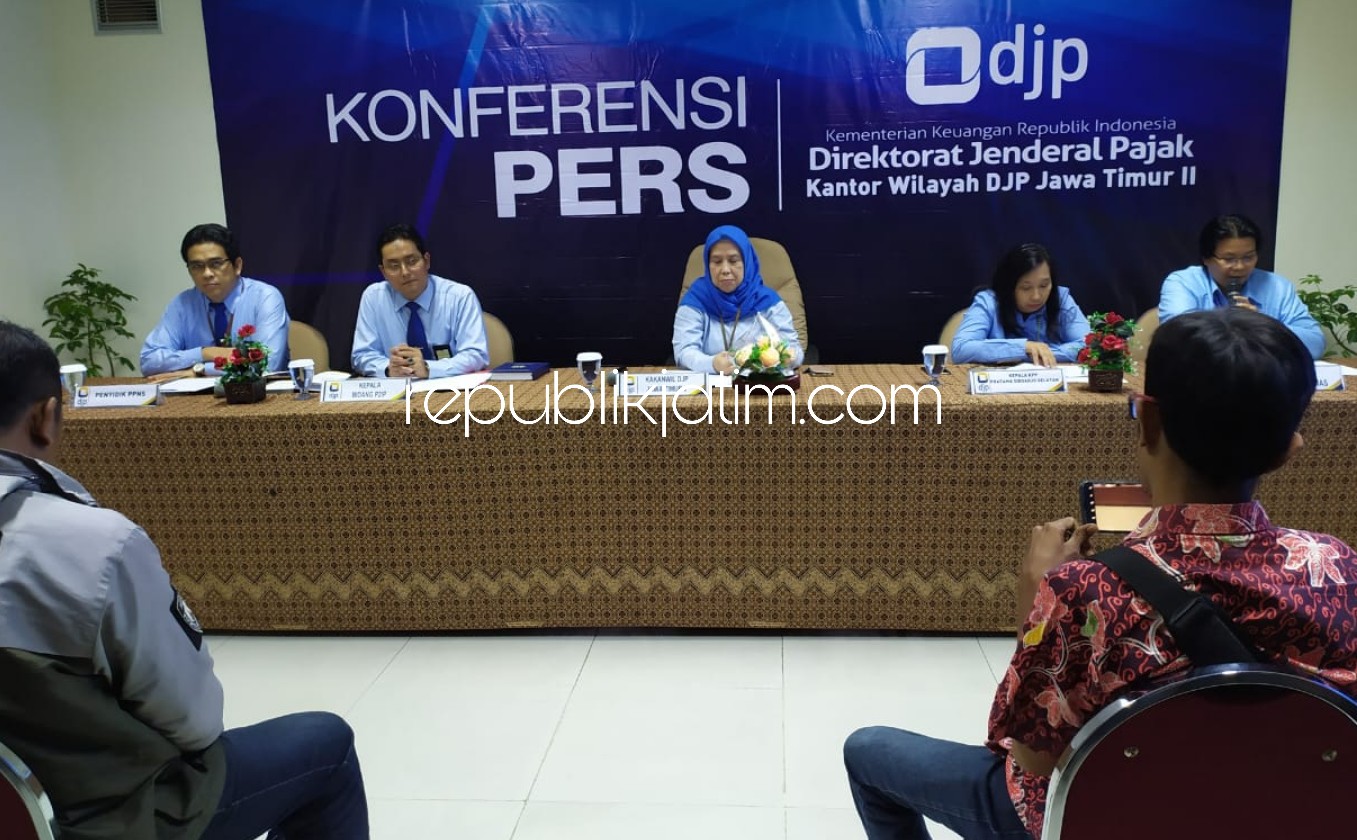KETERANGAN - Kepala Kanwil DJP Jatim II, Lusiani didampingi Kepala Bidang P2 Humas DJP Jatim II, Nyoman Ayu Ningsih saat memberikan keterangan pers ke sejumlah kru media di kantornya.
