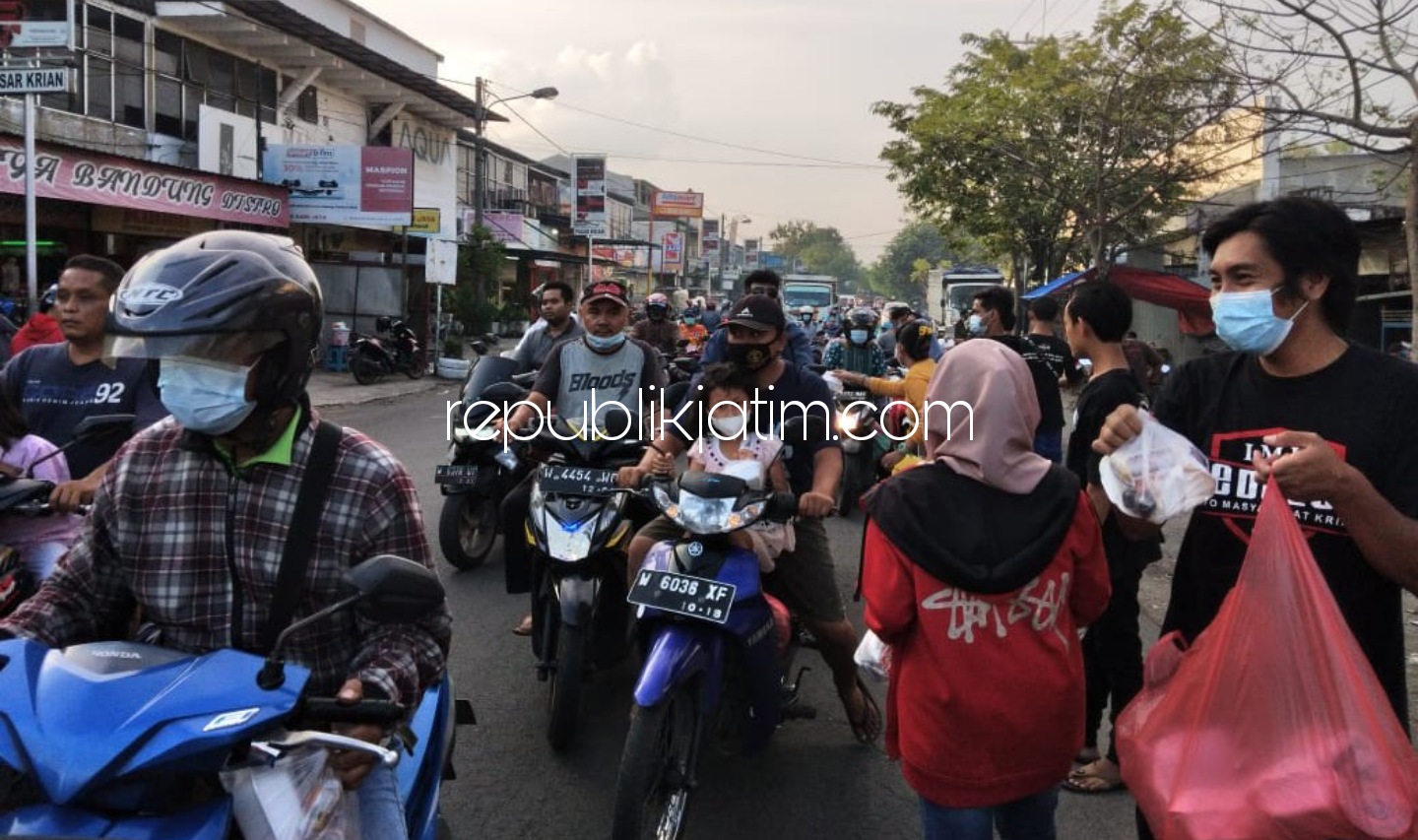 BAGI TAKJIL - Tiga Komunitas di Krian bagi-bagi takjil di JL Setiabudi, Krian, Sidoarjo, Sabtu (01/05/2021) sore. 
