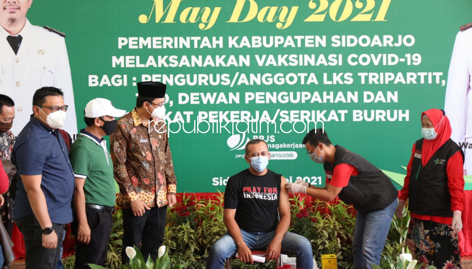VAKSIN - Bupati Sidoarjo, Ahmad Muhdlor Ali (Gus Muhdlor) mengajak 500 buruh di Sidoarjo vaksin Covid-19 di Pendopo Delta Wibawa dalam memperingati Hari Buruh Sedunia (May Day) di Pendopo Delta Wibawa, Sabtu (01/05/2021). 