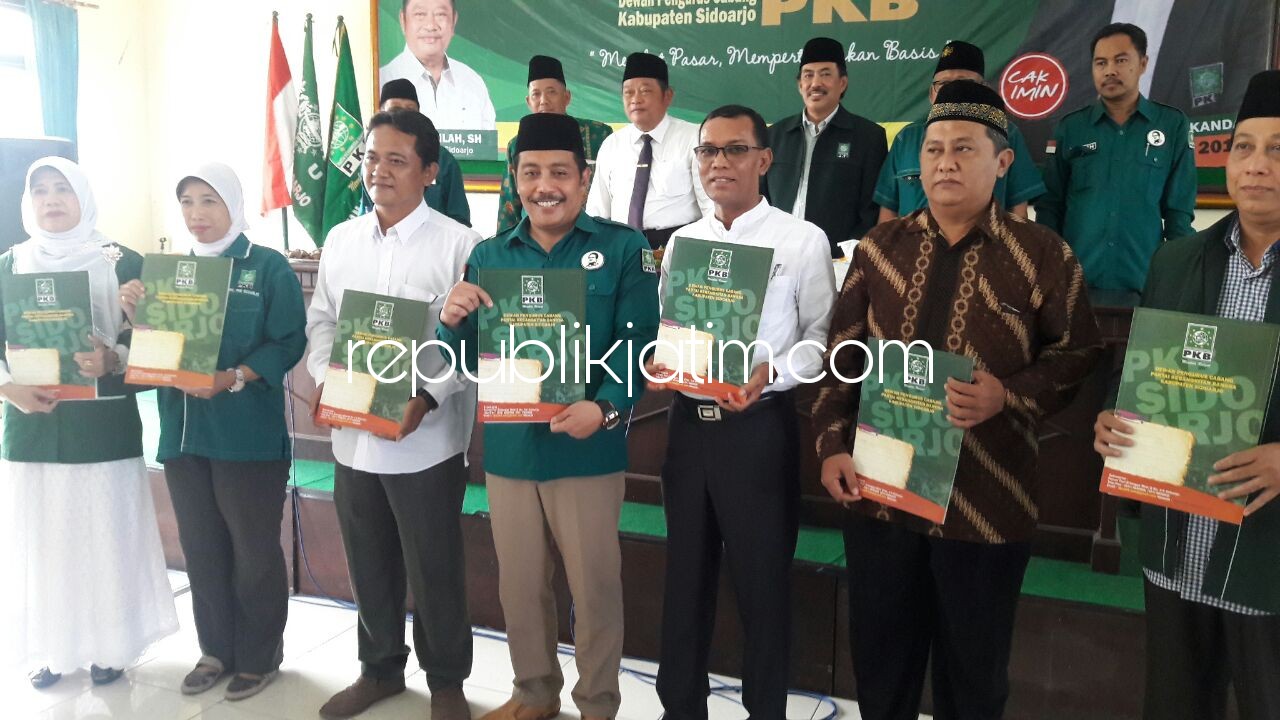 AMBIL FORMULIR - Sejumlah kader dan pengurus PKB, PCNU, Ansor dan kalangan profesional langsung mengambil formulir pendaftaran di kantor DPC PKB setelah pendaftaran resmi dibuka, Saiful Illah, Rabu (02/05/2018).