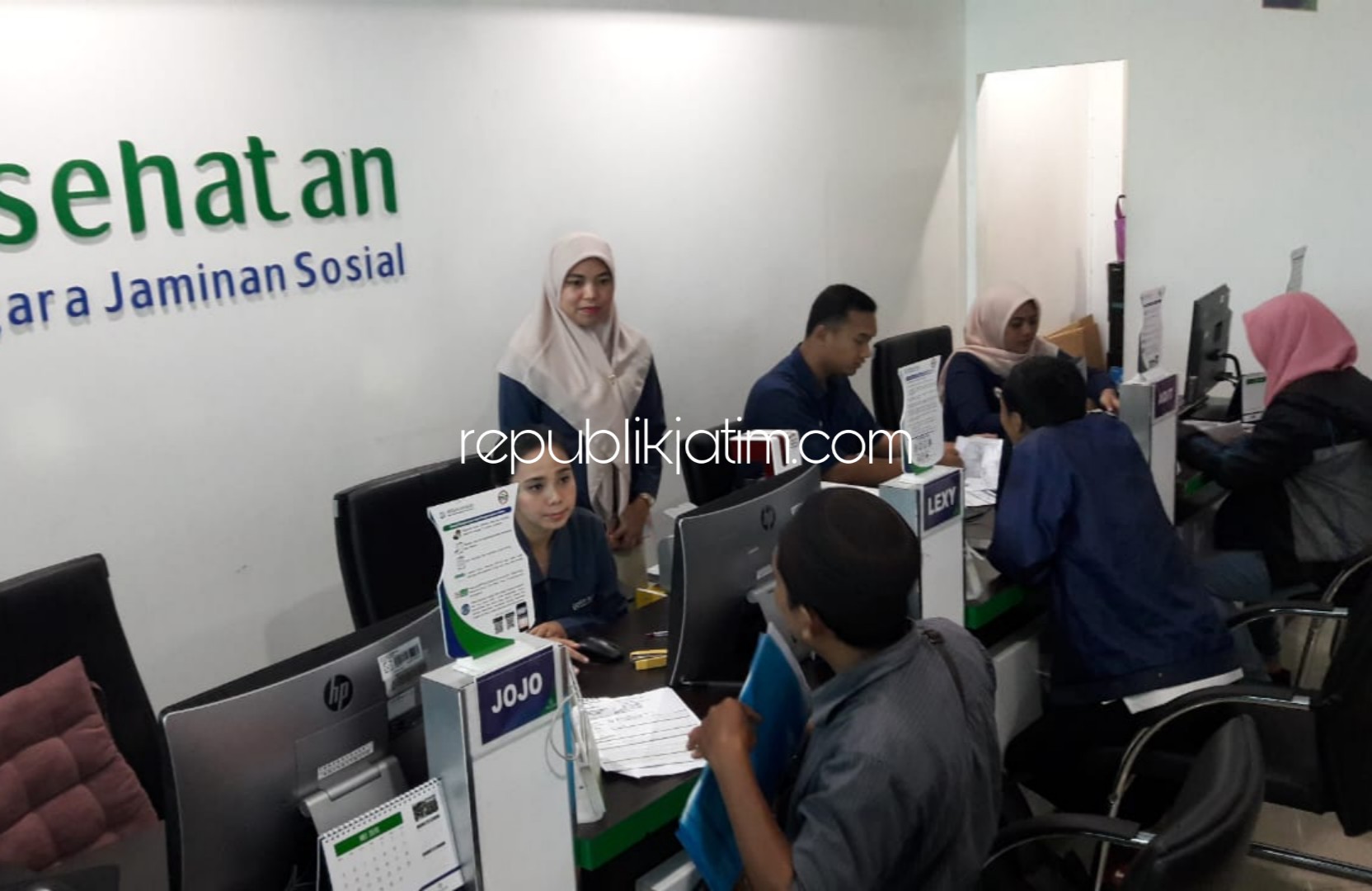 CEK LAYANAN - Kepala BPJS Kesehatan Kantor Cabang Sidoarjo, Sri Mugirahayu mengecek proses pelayanan untuk peserta JKN - KIS yang ada di kantornya, Kamis (02/05/2019).