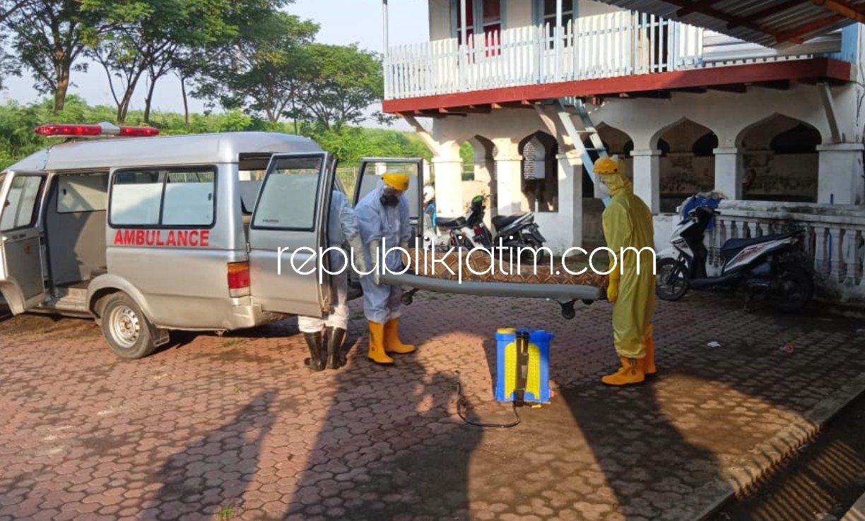 EVAKUASI - Petugas menggunakan Alat Pelindung Diri (APD) saat mengevakuasi jenazah Agus Hasan Al Mahdi (54) warga Desa Pesanggrahan, Kecamatan Rambipuji, Jember di Masjid Baitus Sholikhin Desa Kedungcangkring Kecamatan Jabon Sidoarjo Sabtu (02/05/2020).