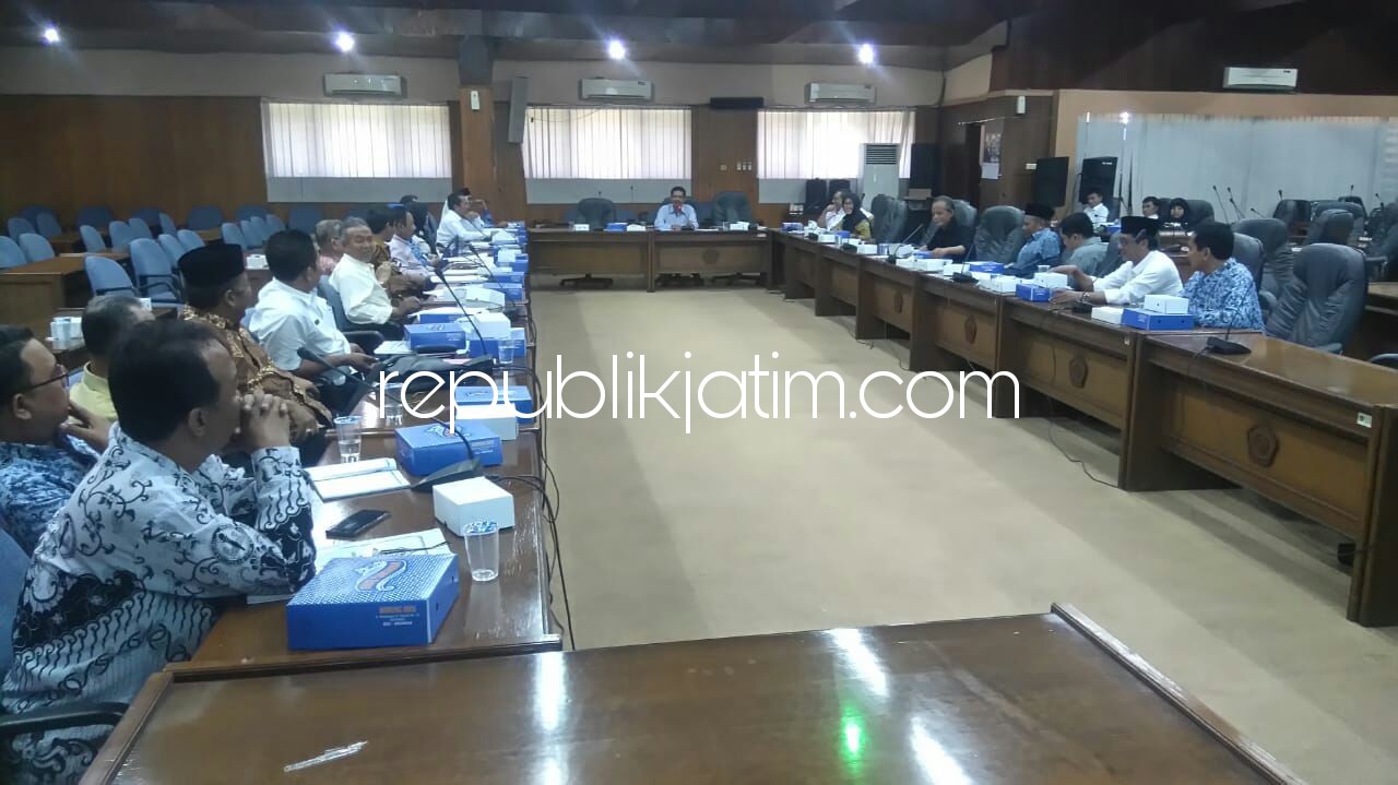 HEARING - Komisi D DPRD Sidoarjo menggelar hearing bersama Konsorsium Sidoarjo Peduli Pendidikan membahas Perda Pendidikan, Rabu (02/05/2018).