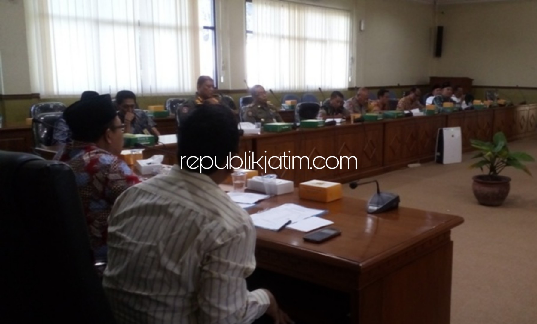 HEARING - Pimpinan Komisi D DPRD Sidoarjo, Usman dan Ali Masykuri memimpin haering bersama OPD Pemkab Sidoarjo soal larangan kegiatan Kampung Ramadhan di Alun-Alun Sidoarjo, Kamis (02/05/2019).