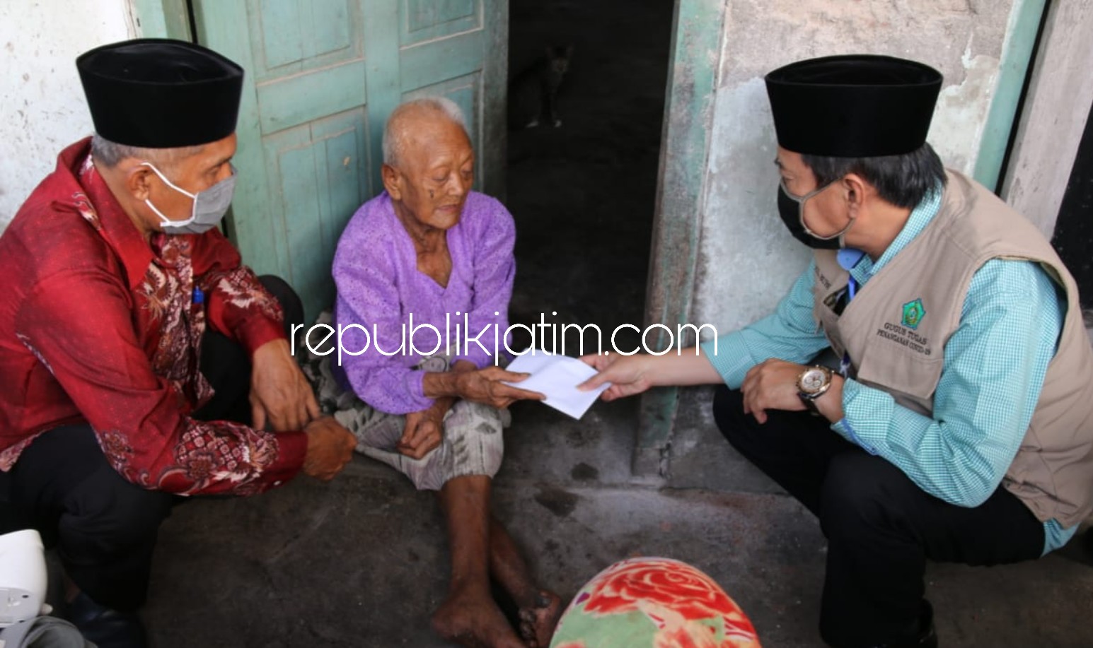 SANTUNAN - Plt Bupati Sidoarjo, Nur Ahmad Syaifuddin memberikan santunan sembako dan uang tunai kepada Mbok Mesti (80) warga Desa Gampang, Kecamatan Prambon, Sidoarjo, Sabtu (02/05/2020).