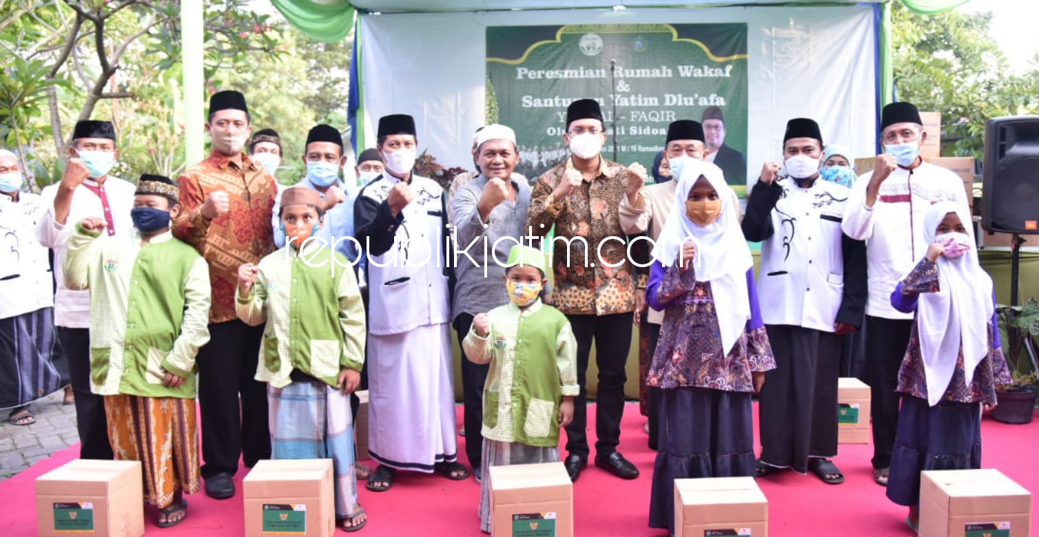SANTUNAN - Bupati Sidoarjo, Ahmad Muhdlor Ali (Gus Muhdlor) memberikan santunan Anak Yatim Dhu'afa di Yayasan Peduli Yatim dan Sosial Al-Faqir, Desa Trosobo, Kecamatan Taman, Sidoarjo, Sabtu (01/05/2021).