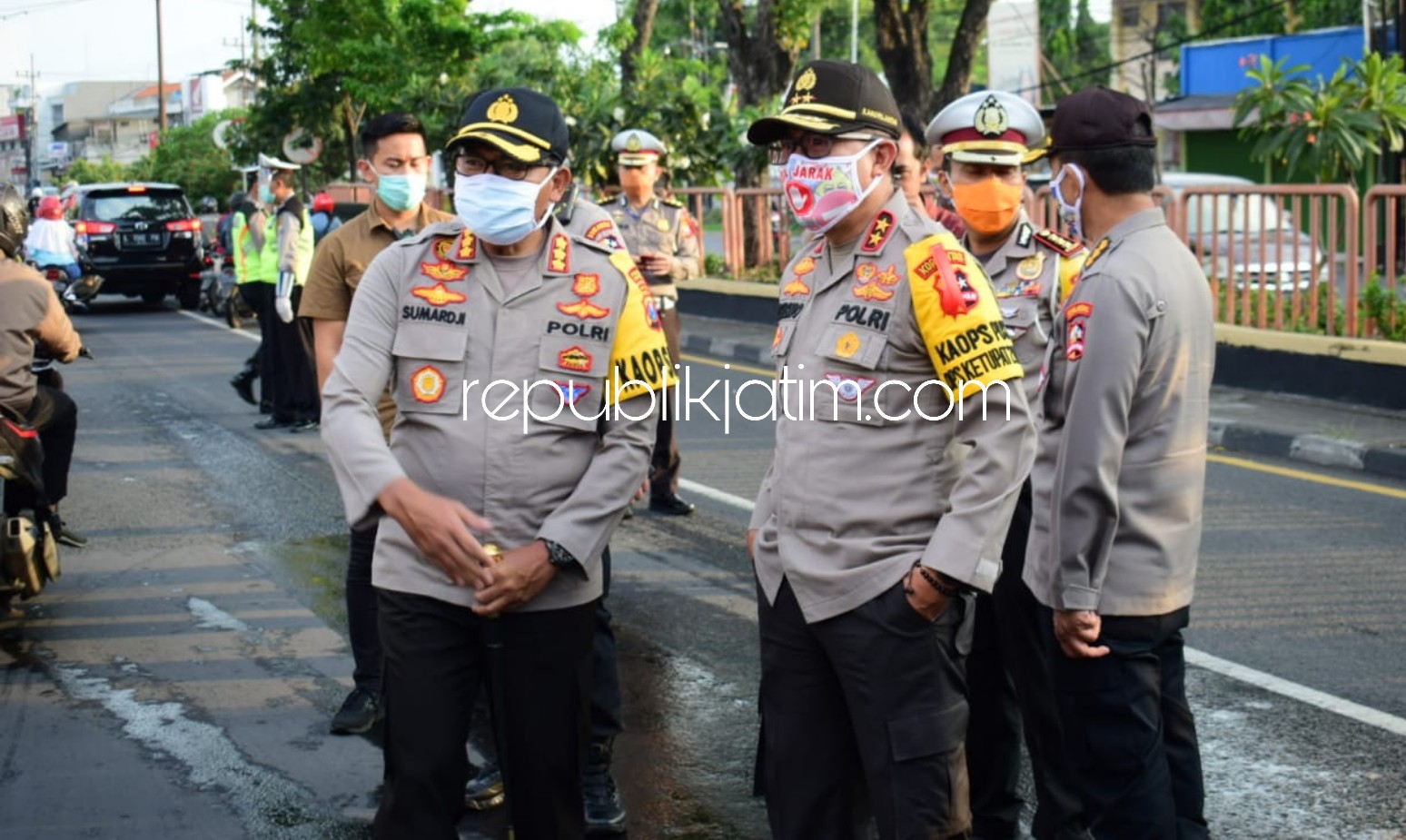 CEK - Kakorlantas Polri Irjen Pol Istiono didampingi Kapolresta Sidoarjo, Kombes Pol Sumardji mengecek Pos check point PSBB di Pos Lantas Waru, Sidoarjo, Sabtu (02/05/2020). 