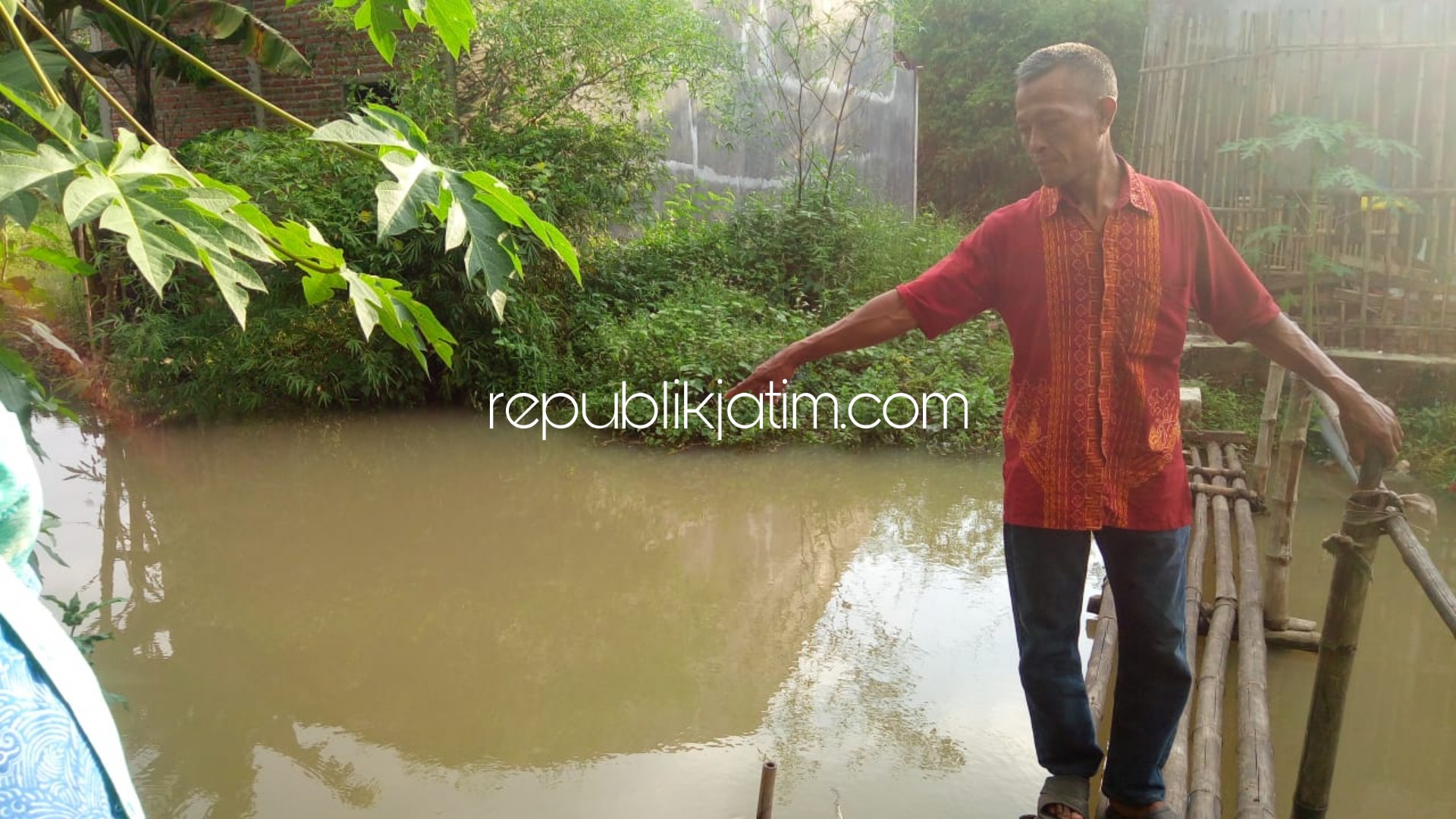 TKP - Warga menunjukkan Tempat Kejadian Perkara (TKP) tenggelamnya Naufal Alfarizki (2) dan kakaknya Tasya (6) warga Desa Suwaluh, Kecamatan Balongbendo, Sidoarjo, Kamis (02/05/2019).