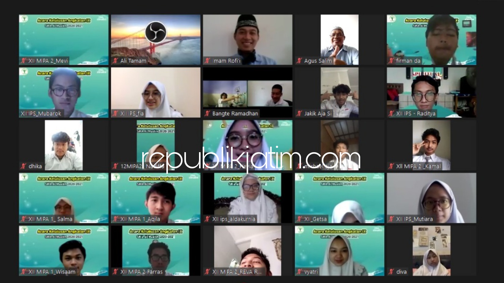 LULUSAN VIRTUAL - Para siswa SMA Al Muslim merasakan kesenangan lantaran hari ini diumumkan kelulusannya meski hanya melalui virtual yang dilengkapi dengan aksi kelulusan, Senin (03/05/2021).