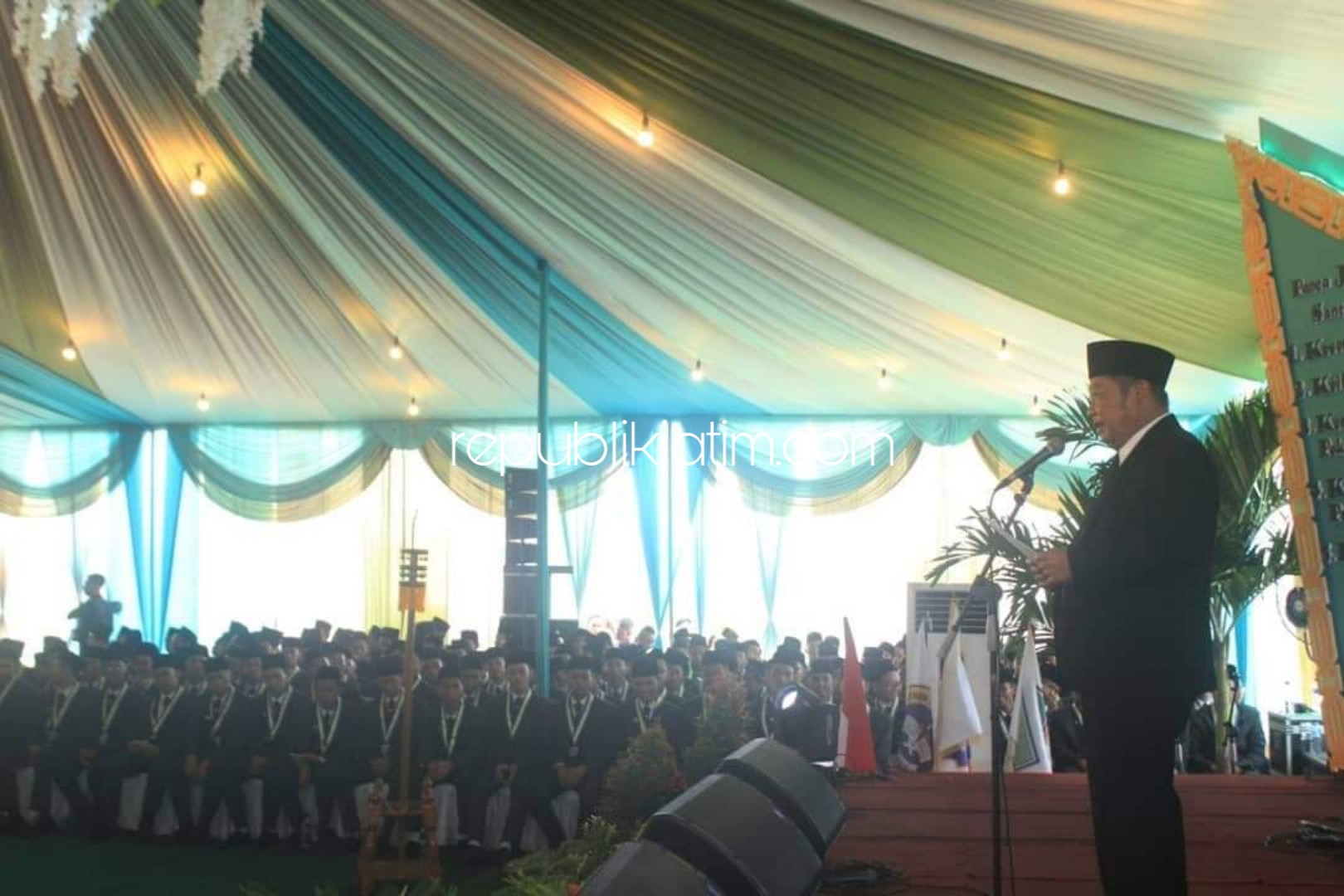 PENGARAHAN - Bupati Sidoarjo, Saiful Ilah memberikan pengarahan saat menghadiri Wisuda Santri ke XXIV Ponpes Modern Al-Amanah Desa Junwangi, Kecamatan Krian, Sidoarjo, Kamis (03/05/2019).