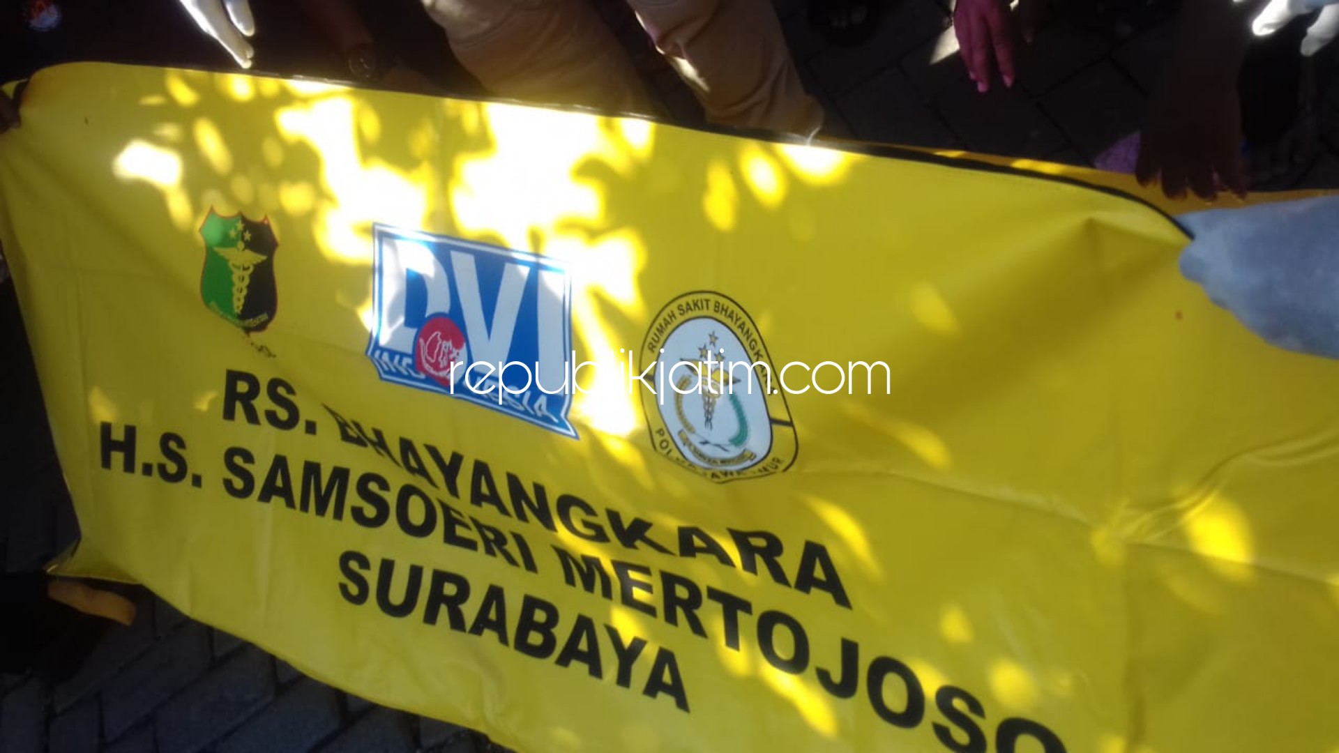 EVAKUASI - Warga dan petugas mengevakuasi jenazah nenek berusia 70 tahun yang mengapung di Sungai Buntung, Kampung Baru, Desa Tambakrejo, Kecamatan Waru, Sidoarjo, Jumat (03/05/2019).
