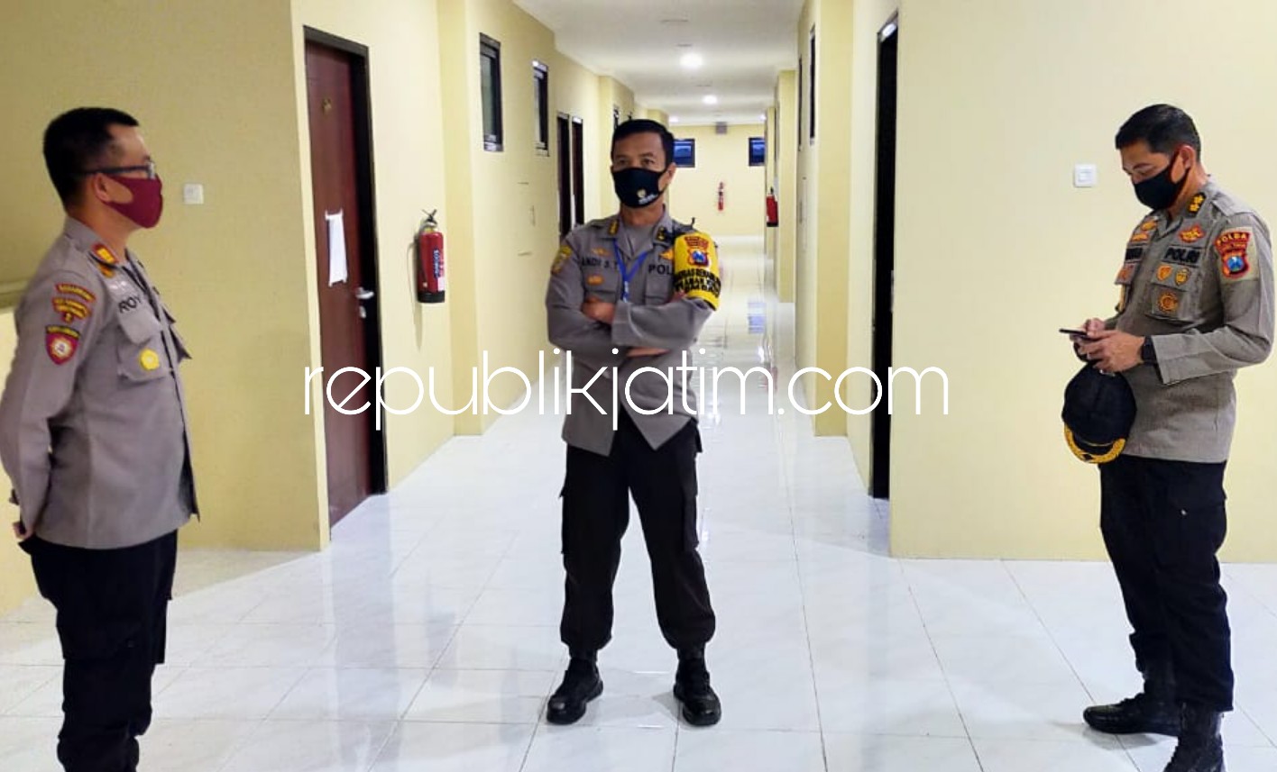 MOTIVASI - Karo SDM Polda Jatim Kombes Pol Andi Syaifudin Taufik didampingi Kabag Binkar Polda Jatim AKBP Wahyu Sri Bintoro berbincang dengan Kasat Sabhara sebelum memberi motivasi, Sabtu (02/05/2020). 