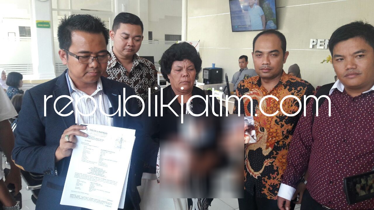 PRA PERADILAN - Pengacara M Soleh mendaftarkan gugatan Pra Peradilan di Pengadilan Negeri Sidoarjo bersama keluarga Netty Hutabalian yang putranya menjadi korban dugaan hingga meninggal dunia, Kamis (03/05/2018).