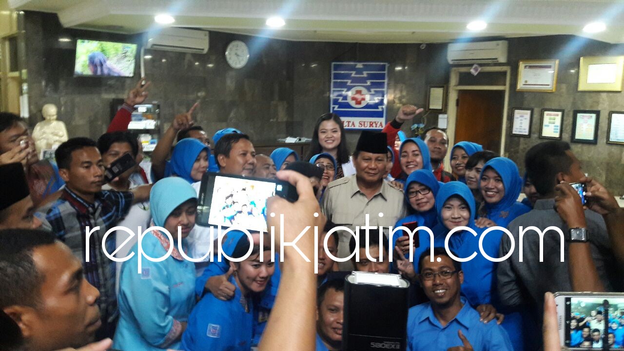MEMBESUK - Ketua Umum Partai Gerindra, Prabowo Subiyanto saat diajak selfie para pengunjung dan pegawai RS Delta Surya seusai menjenguk salah satu gurunya yakni KH Maksum yang dirawat di rumah sakit swasta ini, Kamis (03/05/2018).