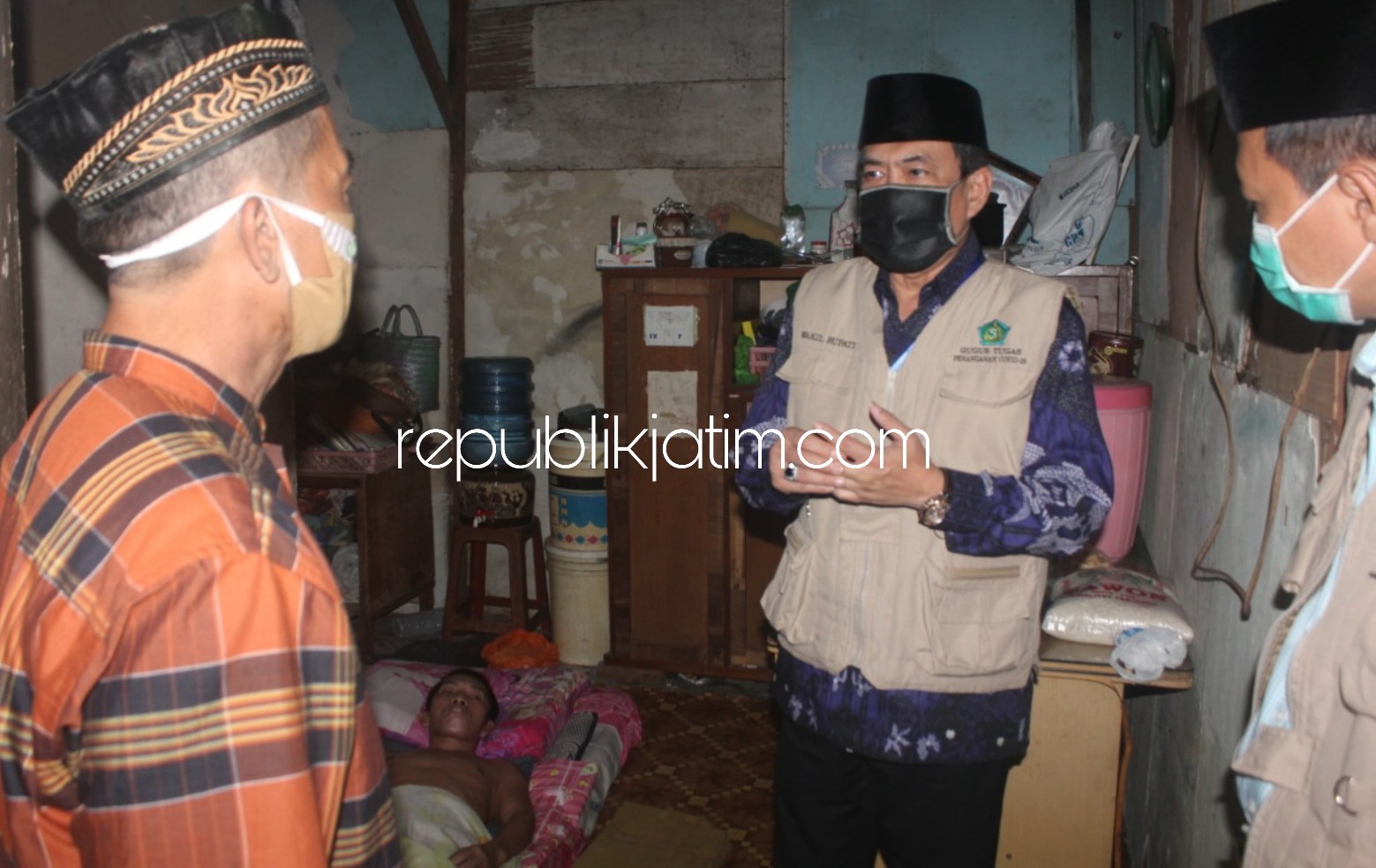 BANTUAN - Plt Bupati Sidoarjo, Nur Ahmad Syaifuddin menyisir warga Sidoarjo yang membutuhkan bantuan di Kelurahan Sekardangan, Kecamatan/Kabupaten Sidoarjo, Minggu (03/05/2020).