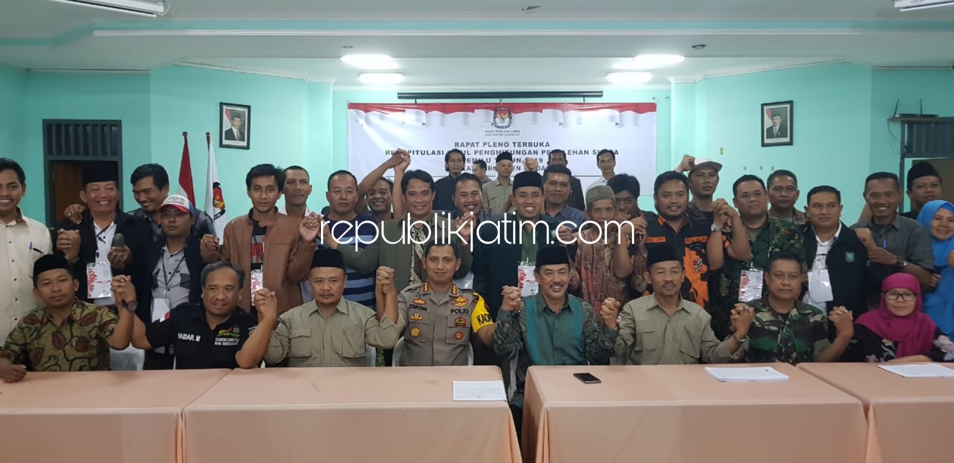 KOMPAK - Para saksi paslon dan parpol kompak menyepakati hasil rekapitulasi Pemilu 2019 di KPU Sidoarjo, Kamis (03/05/2019) malam.