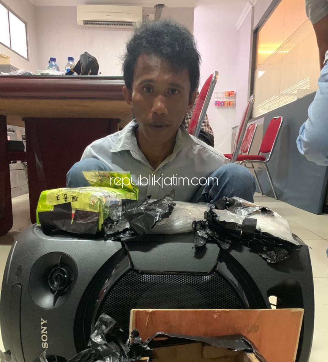 PENERIMA - Tersangka Ilmi Fauzi (28) warga Desa Balor, Kecamatan Klampis, Bangkalan, Madura yang menerima paket sabu-sabu seberat 2,07 kilogram yang dimasukkan ke dalam speaker (Sound System) dan dikirim lewat paket pos, Jumat (03/05/2019).
