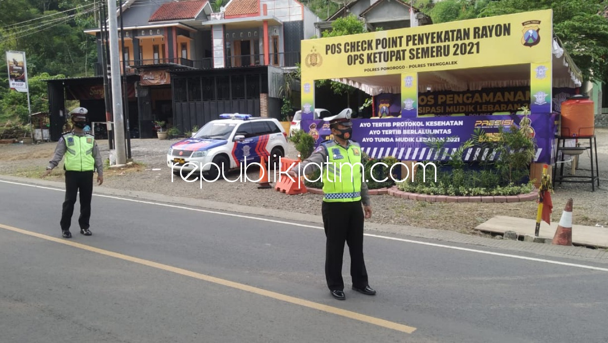 CEK KENDARAAN - Petugas Satua Lantas, Polres Ponorogo mengecek kendaraan yang masuk ke Ponorogo dari dua wilayah perbatasn yakni perbatasan Trenggalek dan Wonogiri, Senin (03/05/2021). 
