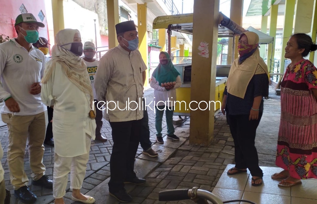 DISAMBATI - Bacabup Sidoarjo, Bambang Haryo Soekartono (BHS) disambati PKL penghuni Sentra Kuliner Gajahmada yang omzetnya turun 80 persen selak pelaksanaan PSBB di Sidoarjo dan Pandemi Covid-19, Senin (04/05/2020).