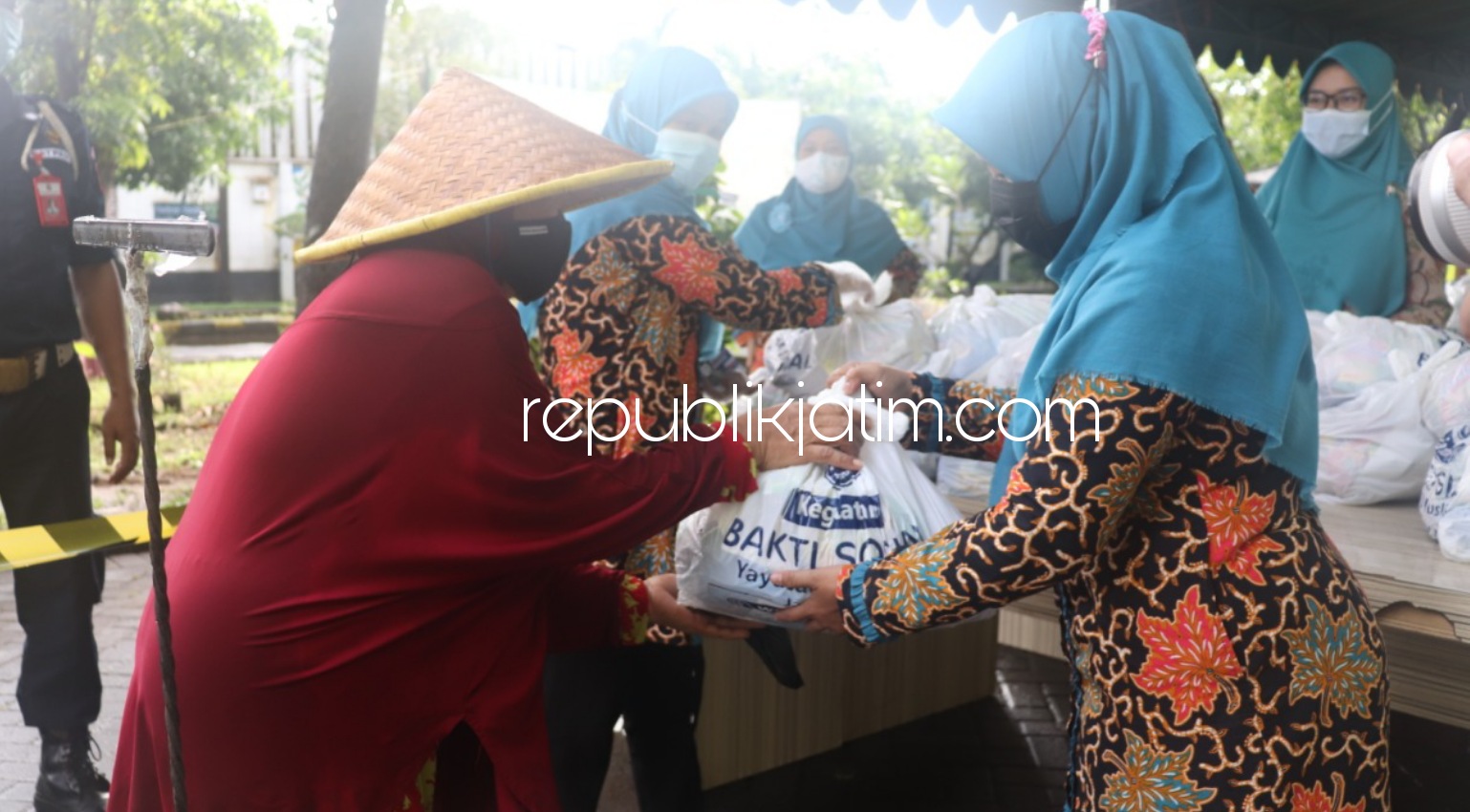 BERBAGI - Yayasan Al Muslim membagikan ribuan paket sembako dalam bakti sosial (Baksos) secara drive thru di halaman Taman SMA Al Muslim Waru, Sidoarjo untuk kaum dhuafa dan anak yatim yang ada di sekitar Kecamatan Waru, Selasa (04/05/2021). 