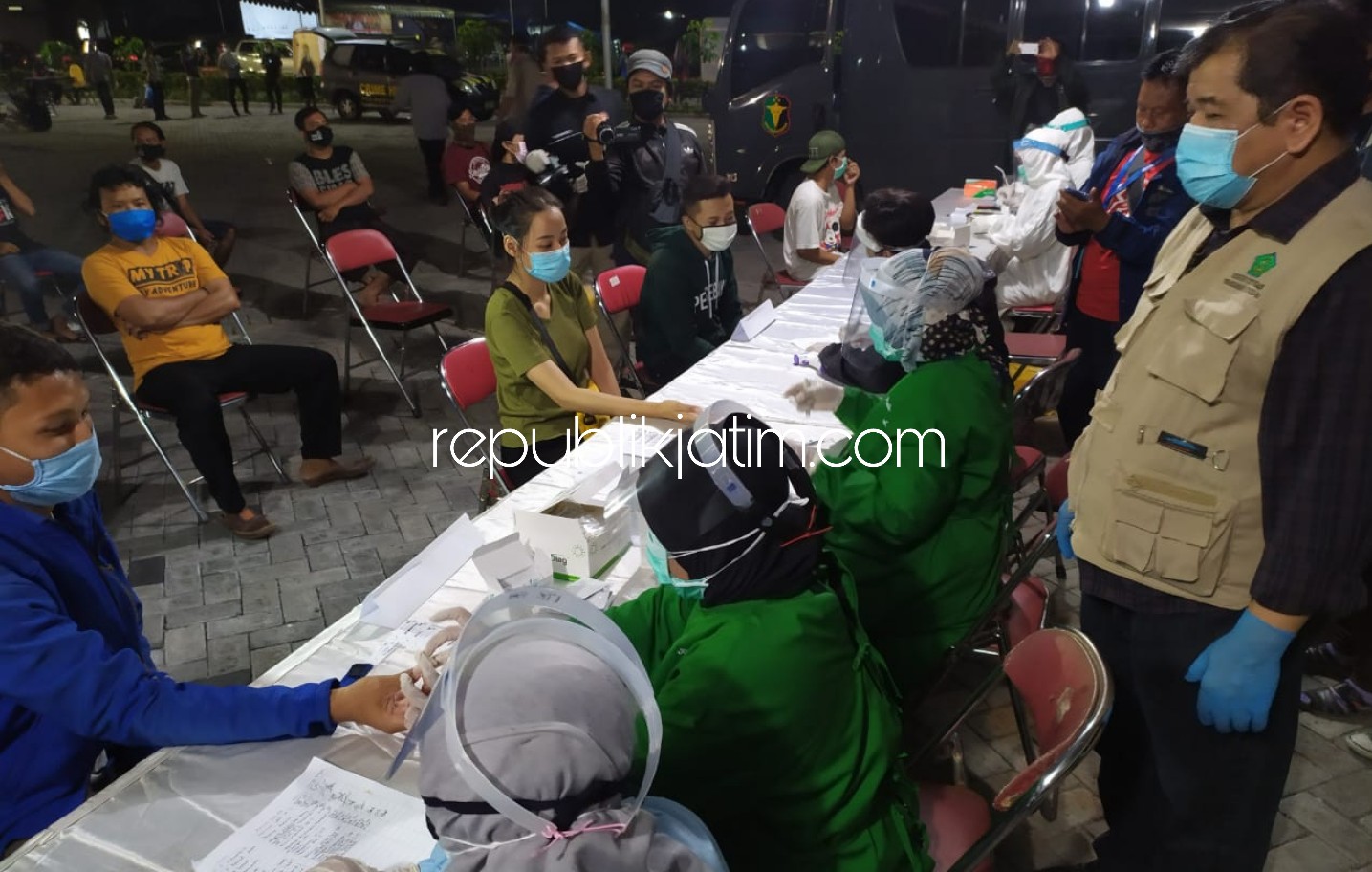 RAPID TEST - Sebanyak 250 orang pelanggar jam malam diamankan petugas gabungan dari sejumlah warkop dan tempat nongkrong lain menjalani rapid test dengan hasil 5 orang dinyatakan positif berdasarkan hasil tes cepat, Minggu (03/05/2020) malam.